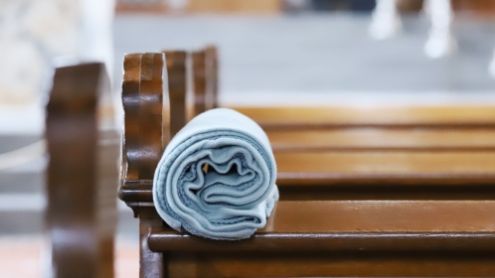 Kirchenbank mit Handtuch