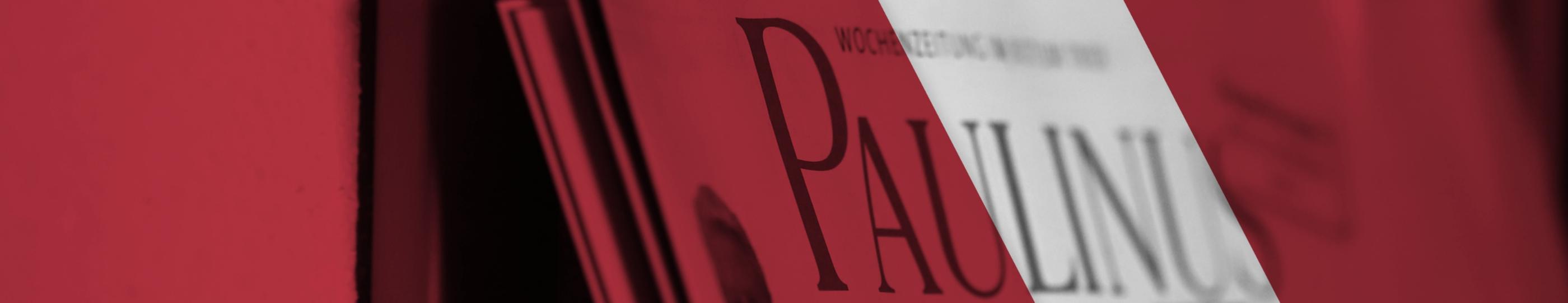 Man sieht ein Banner mit einem roten Hintergrund und mit Zeitungen. Darüber steht 'Weitere Nachrichten gibt es im gemeinsamen Newsportal von Paulinus und Bistum Trier.