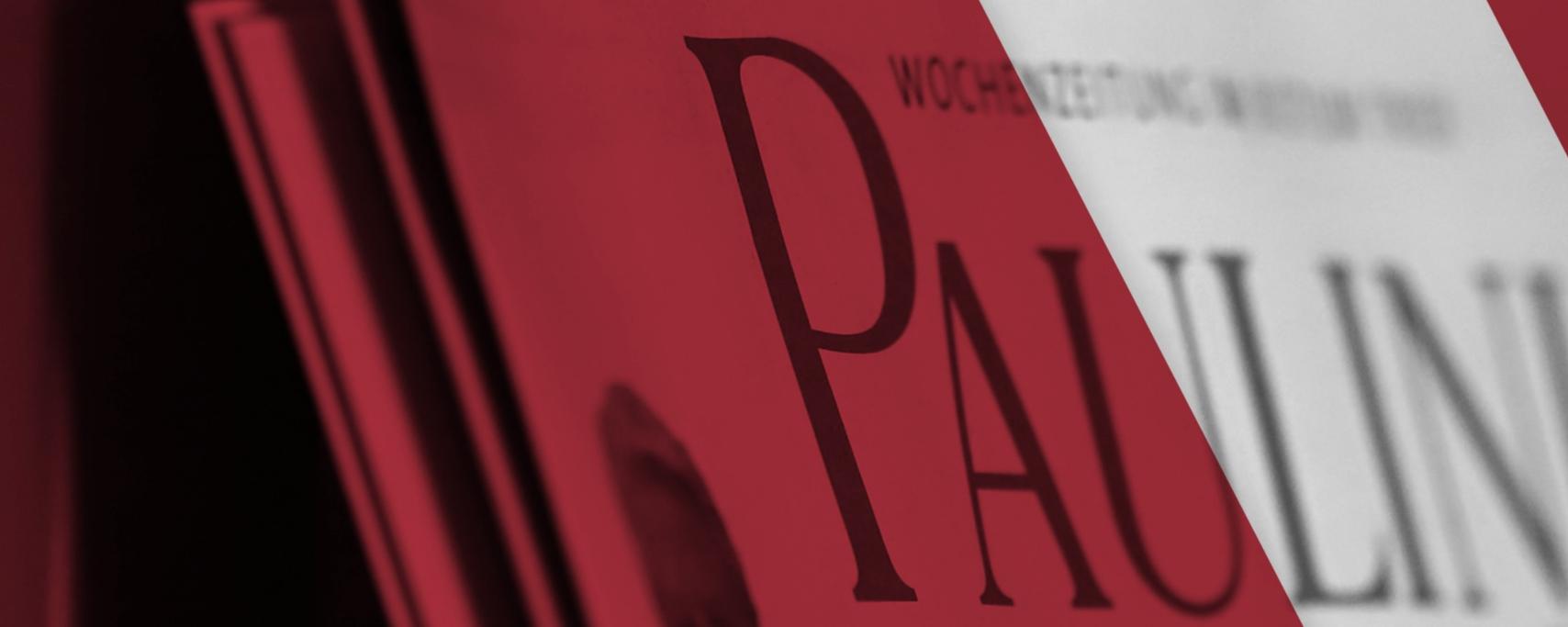 Man sieht ein Banner mit einem roten Hintergrund und mit Zeitungen. Darüber steht 'Weitere Nachrichten gibt es im gemeinsamen Newsportal von Paulinus und Bistum Trier.