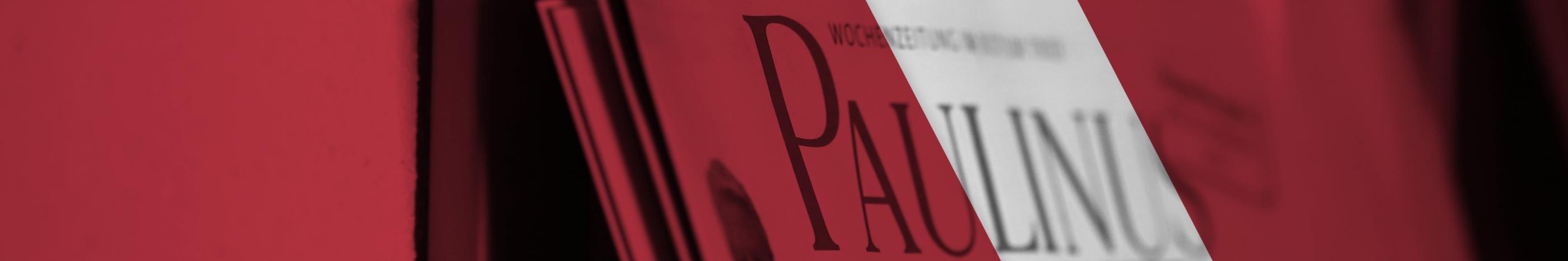 Man sieht ein Banner mit einem roten Hintergrund und mit Zeitungen. Darüber steht 'Weitere Nachrichten gibt es im gemeinsamen Newsportal von Paulinus und Bistum Trier.