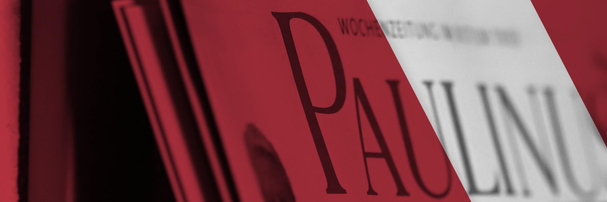 Man sieht ein Banner mit einem roten Hintergrund und mit Zeitungen. Darüber steht 'Weitere Nachrichten gibt es im gemeinsamen Newsportal von Paulinus und Bistum Trier.