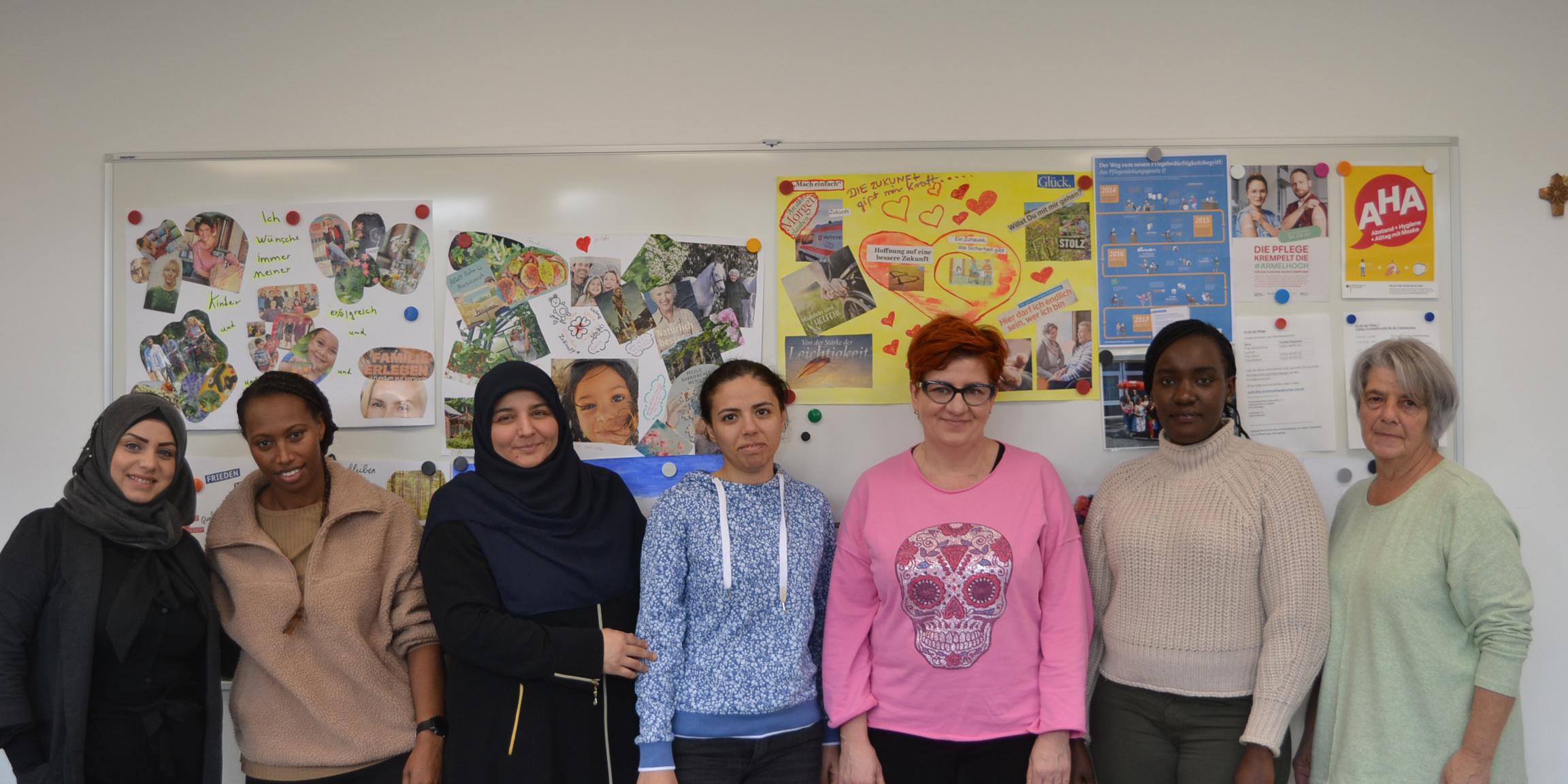 Hifaa Aldaieha (links) und Caroline Peris (Zweite von rechts) machten den Teilnehmerinnen des Caritas-Projektes „Fit für die Pflege“ Mut, diesen erfolgreichen Weg weiterzugehen.