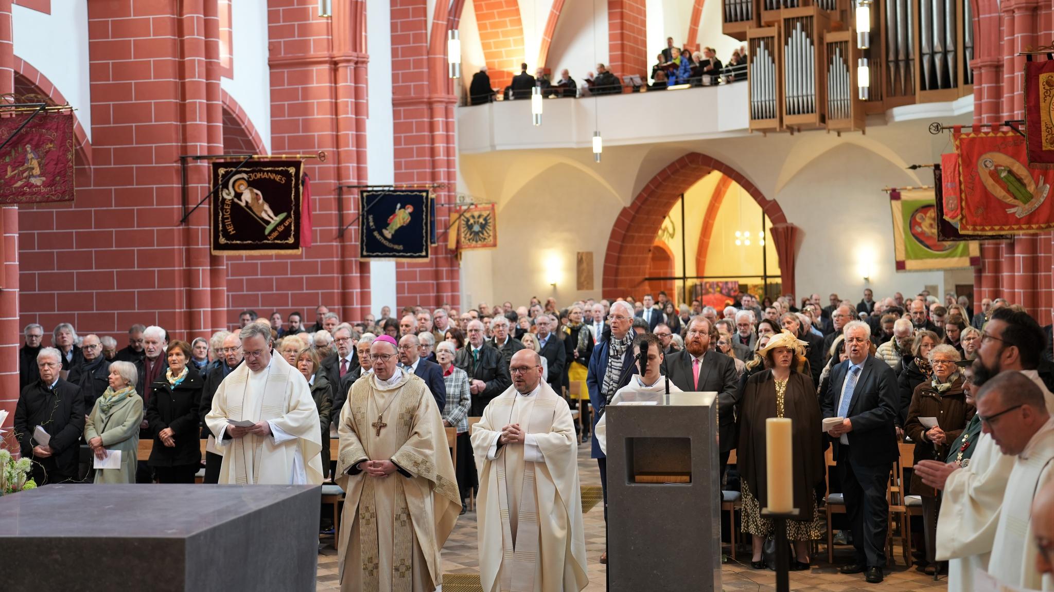 Während der Allerheiligenlitanei zur Weihe des neuen Altars stehen Pfr. Hans-Günther Ullrich, Bischof Ackermann, Pfr. Markus Nicolay vor der Altarinsel, die Gottesdienstgemeinde mit Oberbürgermeister Wolfram Leibe, Kulturdezernent Markus Nöhl und Baudezernent Andreas Ludwig stehen hinter ihnen.