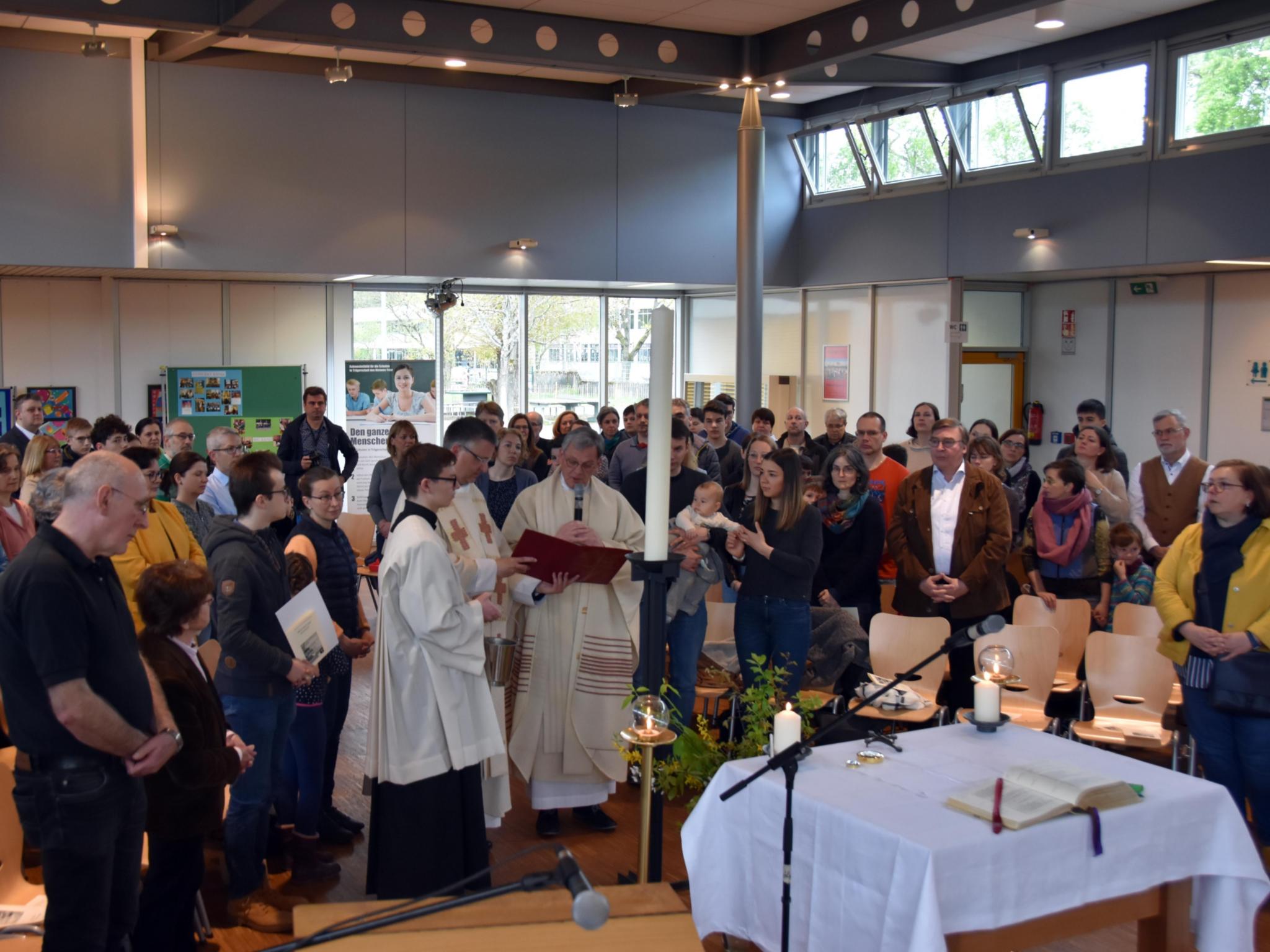 Nach dem Gottesdienst im Schulpavillon wurde die neu gestaltete Kapelle der Willi-Graf-Schulen eingesegnet.