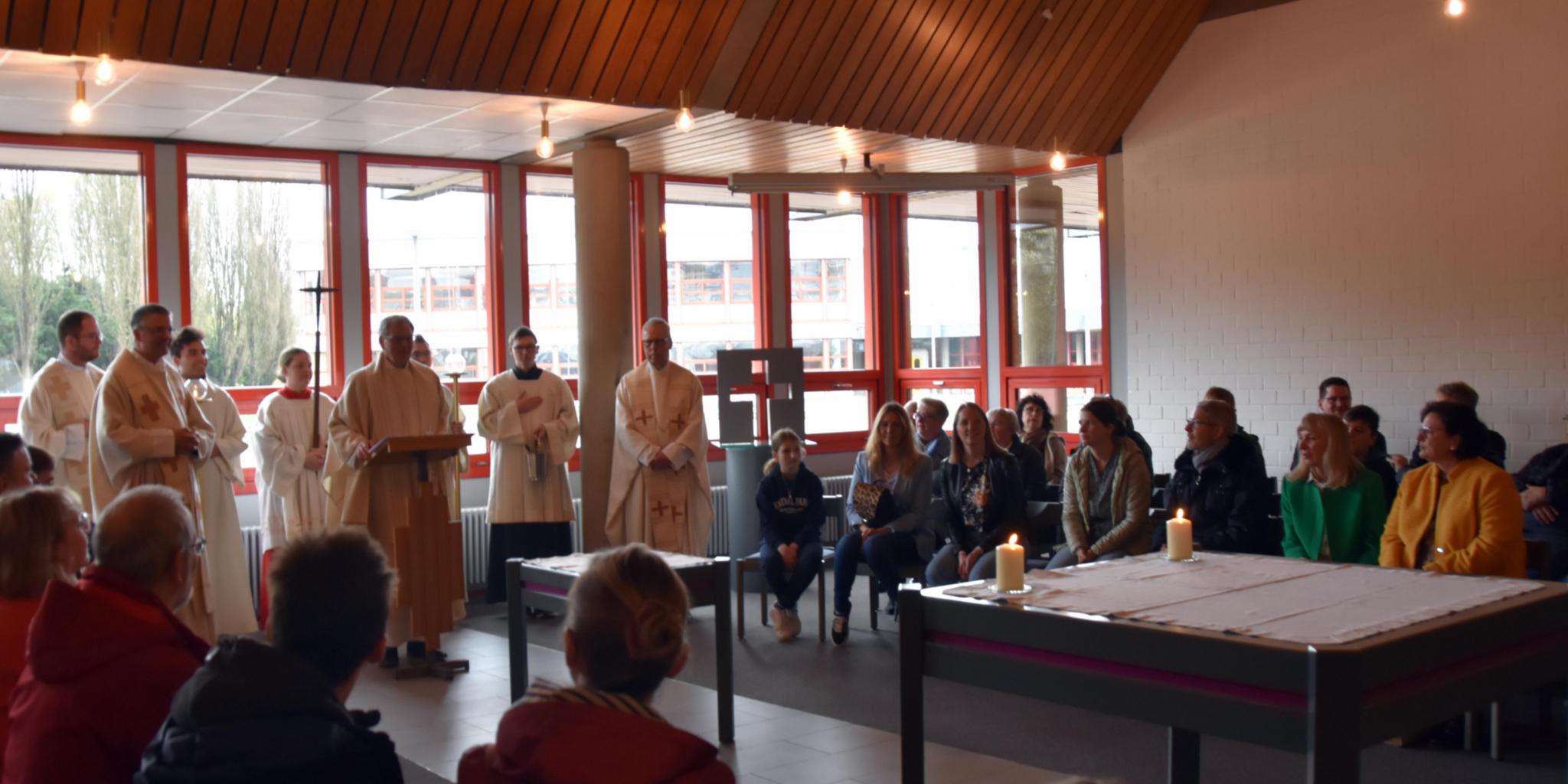 Das Mobiliar der neu gestalteten Kapelle stammt aus der im Februar 2023 profanierten Kirche St. Thomas Morus