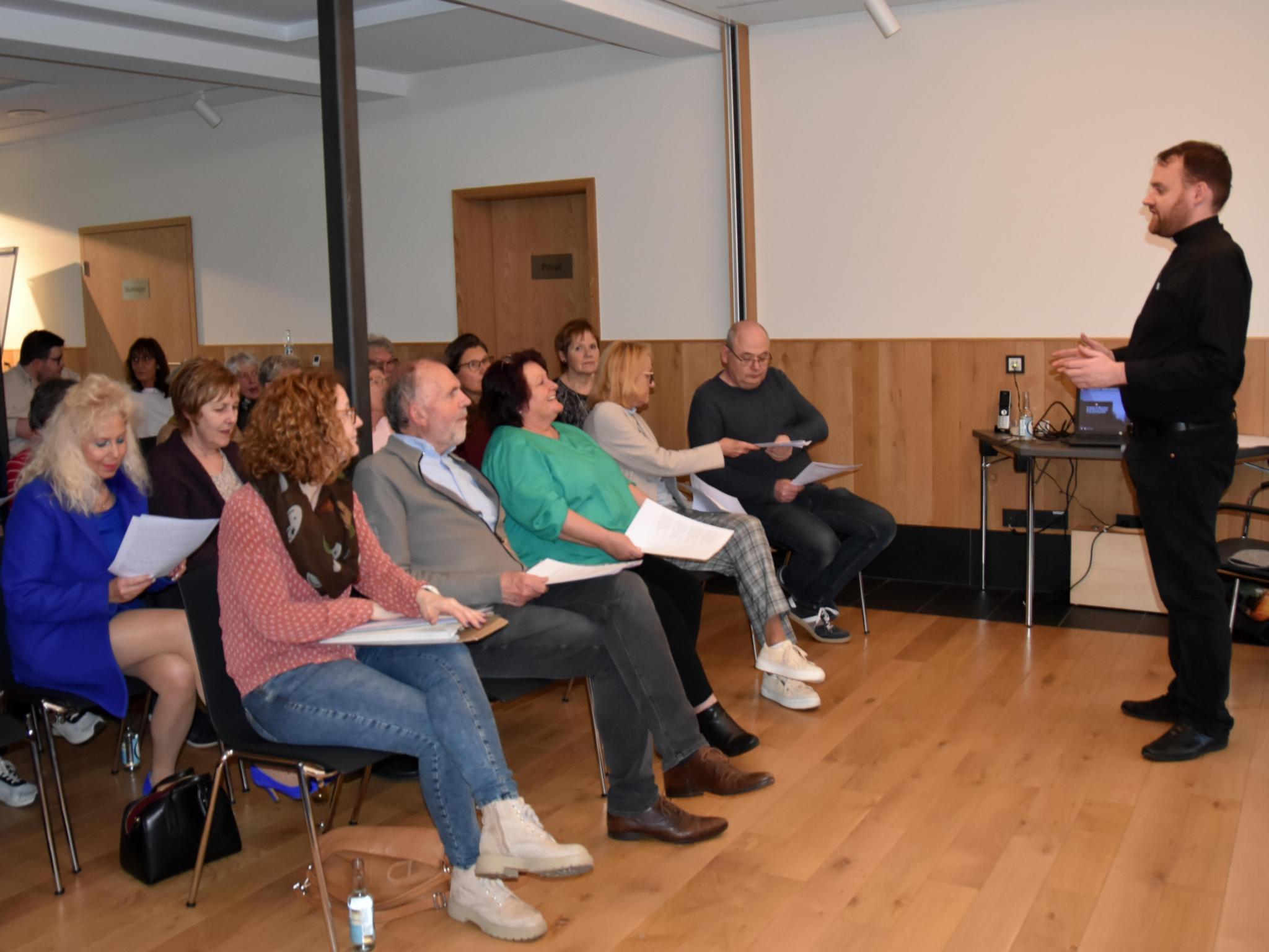 Mit Kaplan Carsten Mayer plant die Gruppe ihr eigenes Missionsprojekt.