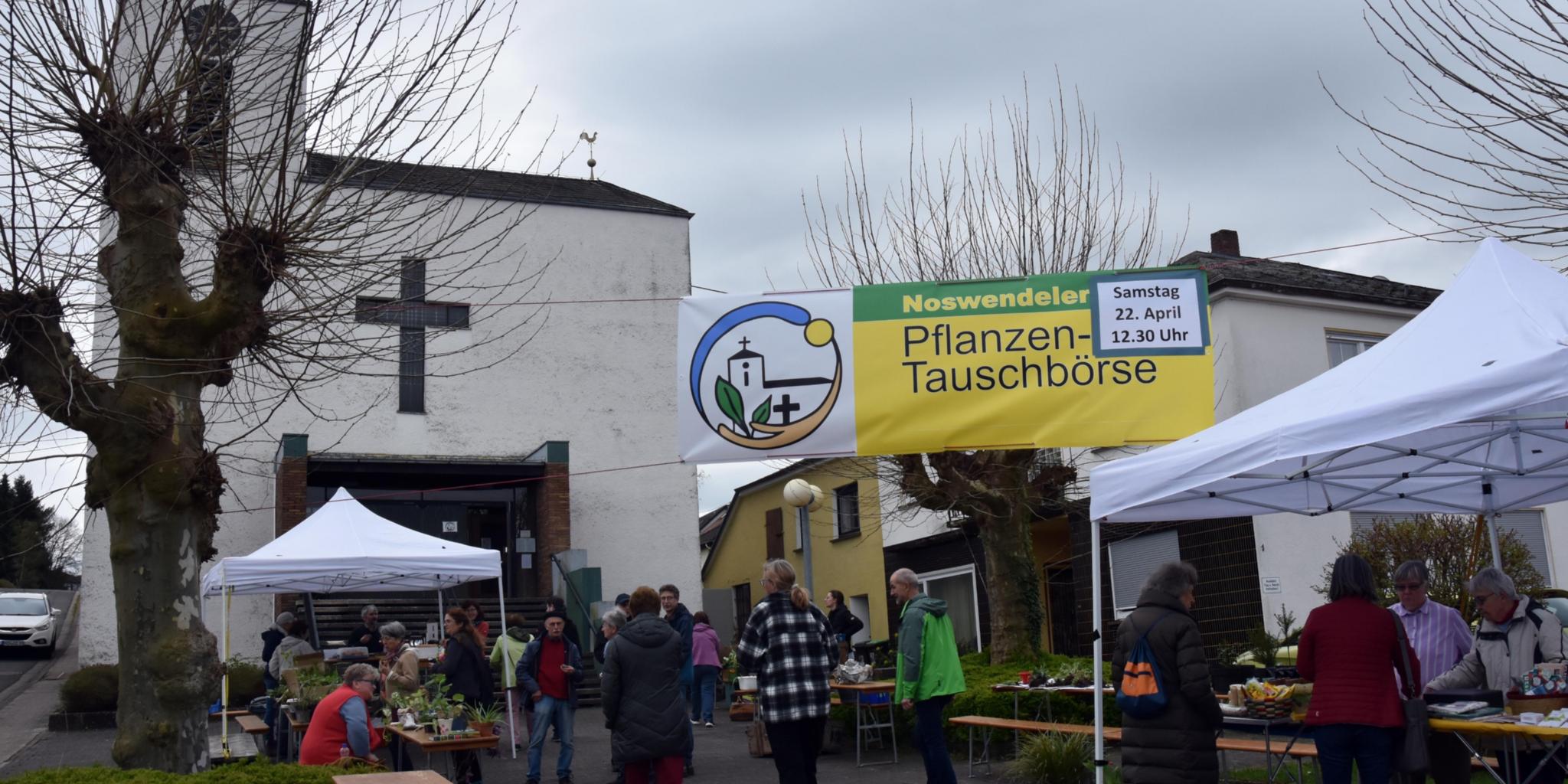 Pflanzentauschbörse vor der Noswendeler Kirche St. Johannes.