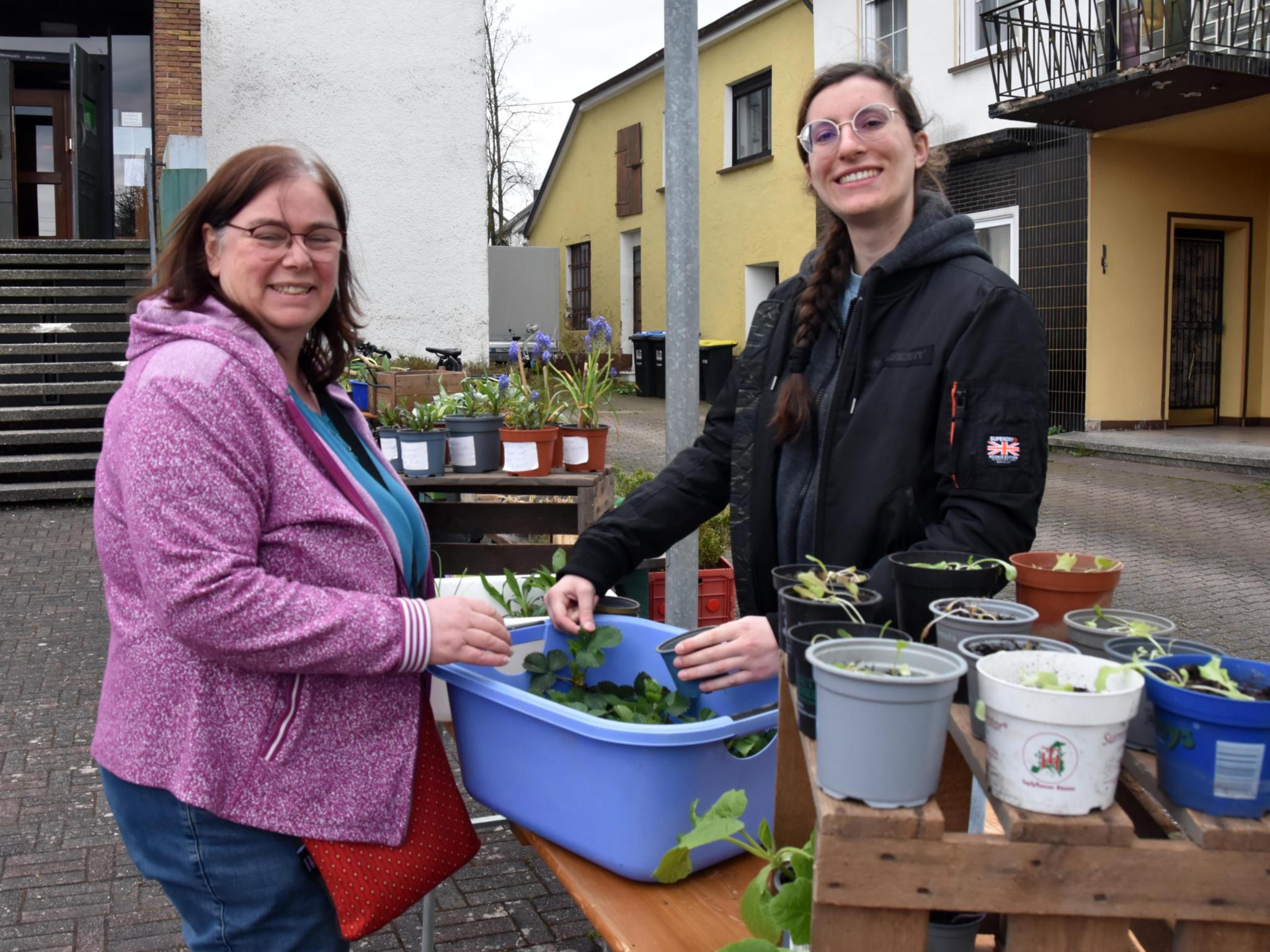Hannah Dewes (rechts) verschenkt die Setzlinge ihrer Oma.
