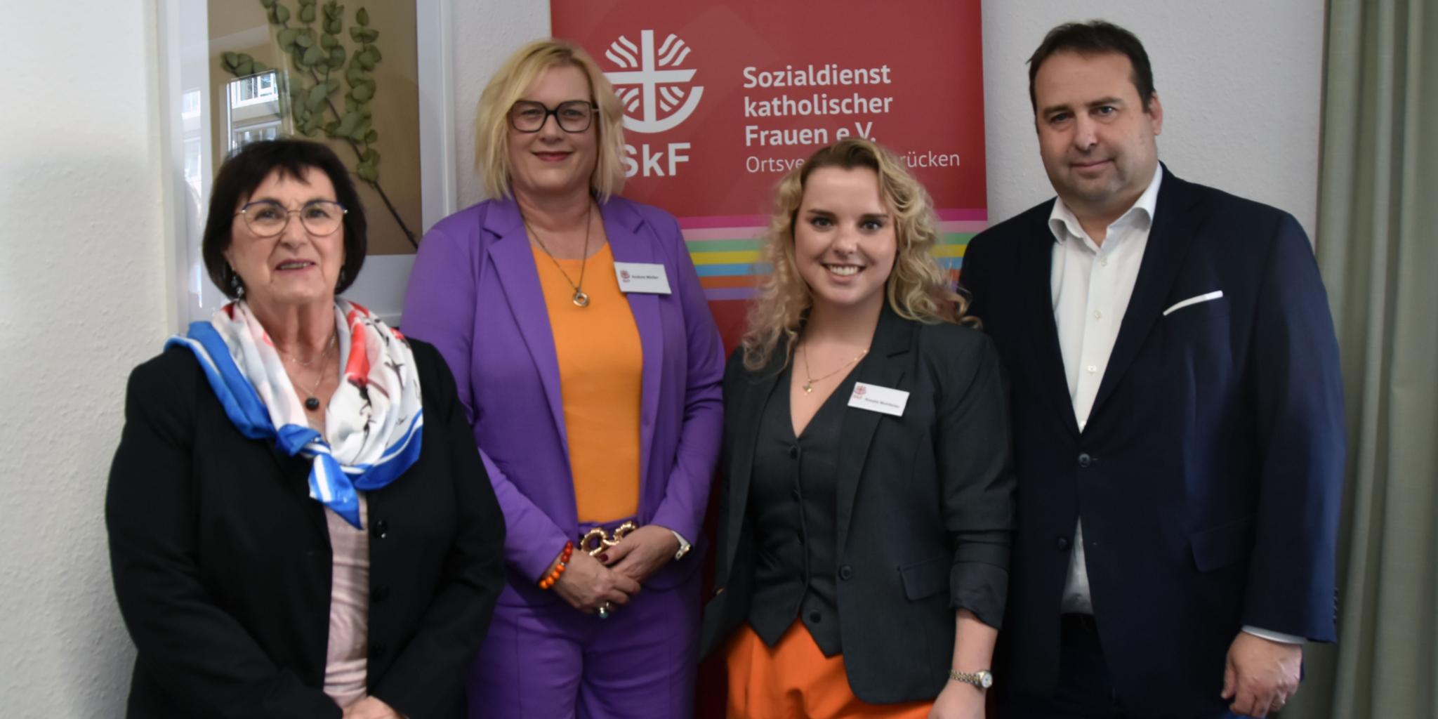 SkF-Vorstandsvorsitzende Gaby Schäfer, SkF-Geschäftsführerin Andrea Wolter, SkF-Kinderpsychologin Rosalie-Josephine Wohlfarter und Sozialminister Magnus Jung (vlnr).