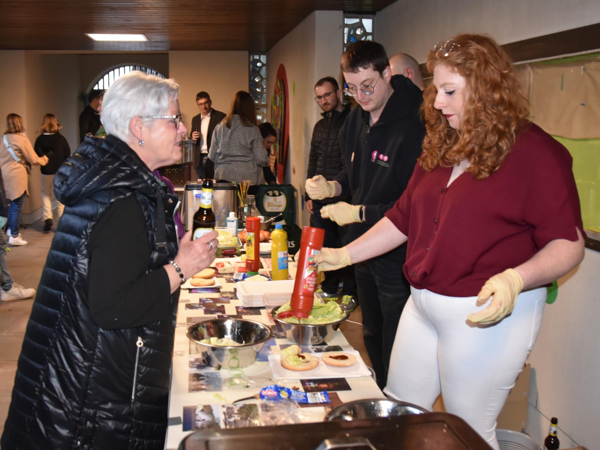 Nach dem Gottesdienst gab es im Atrium der Jugendkirche eine Burger-Bar.