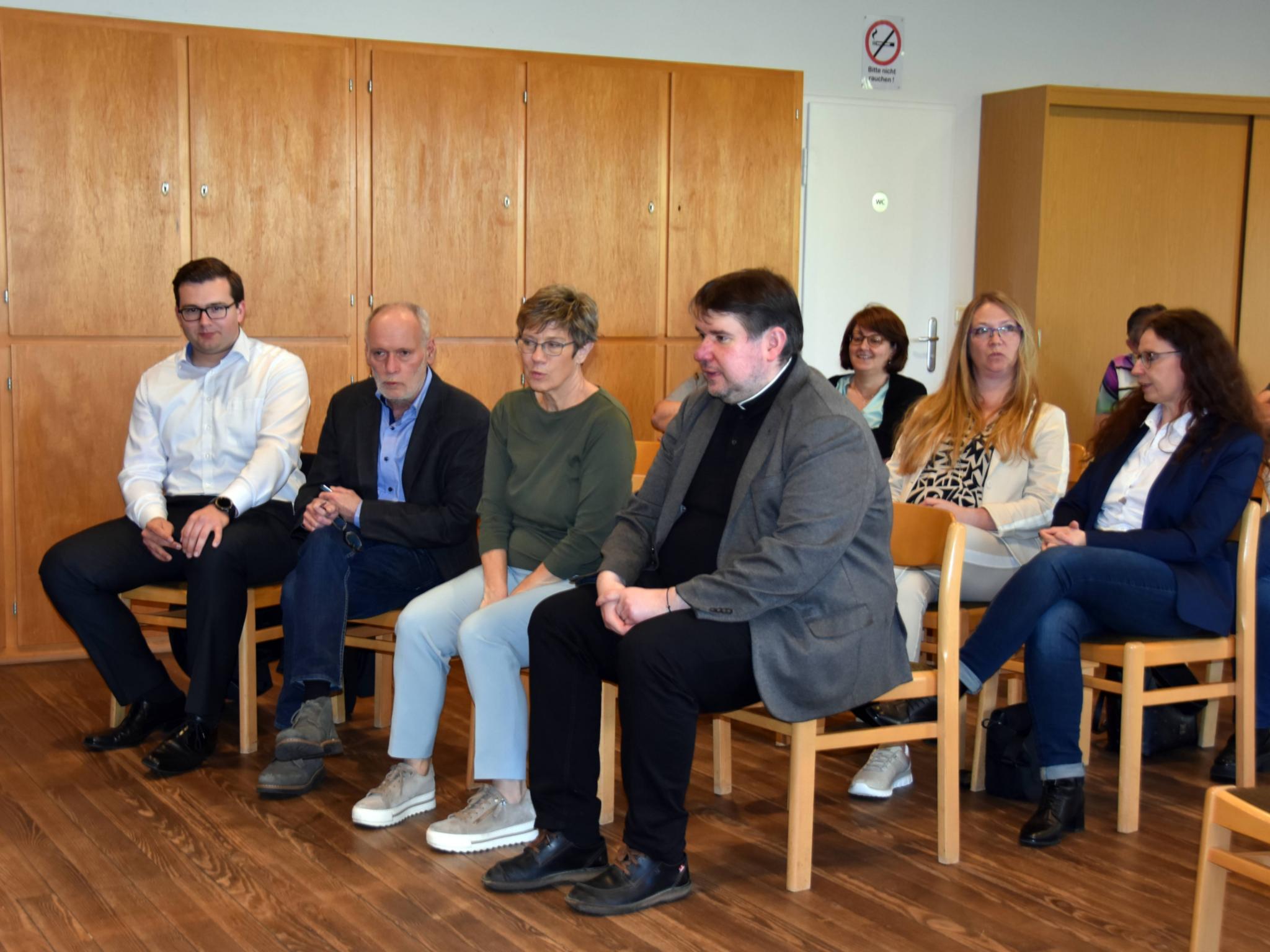 Pastor Matthias Scheer, Annegret Kramp-Karrenbauer und Moderator Oliver Hilt im Hanweiler Pfarrheim.