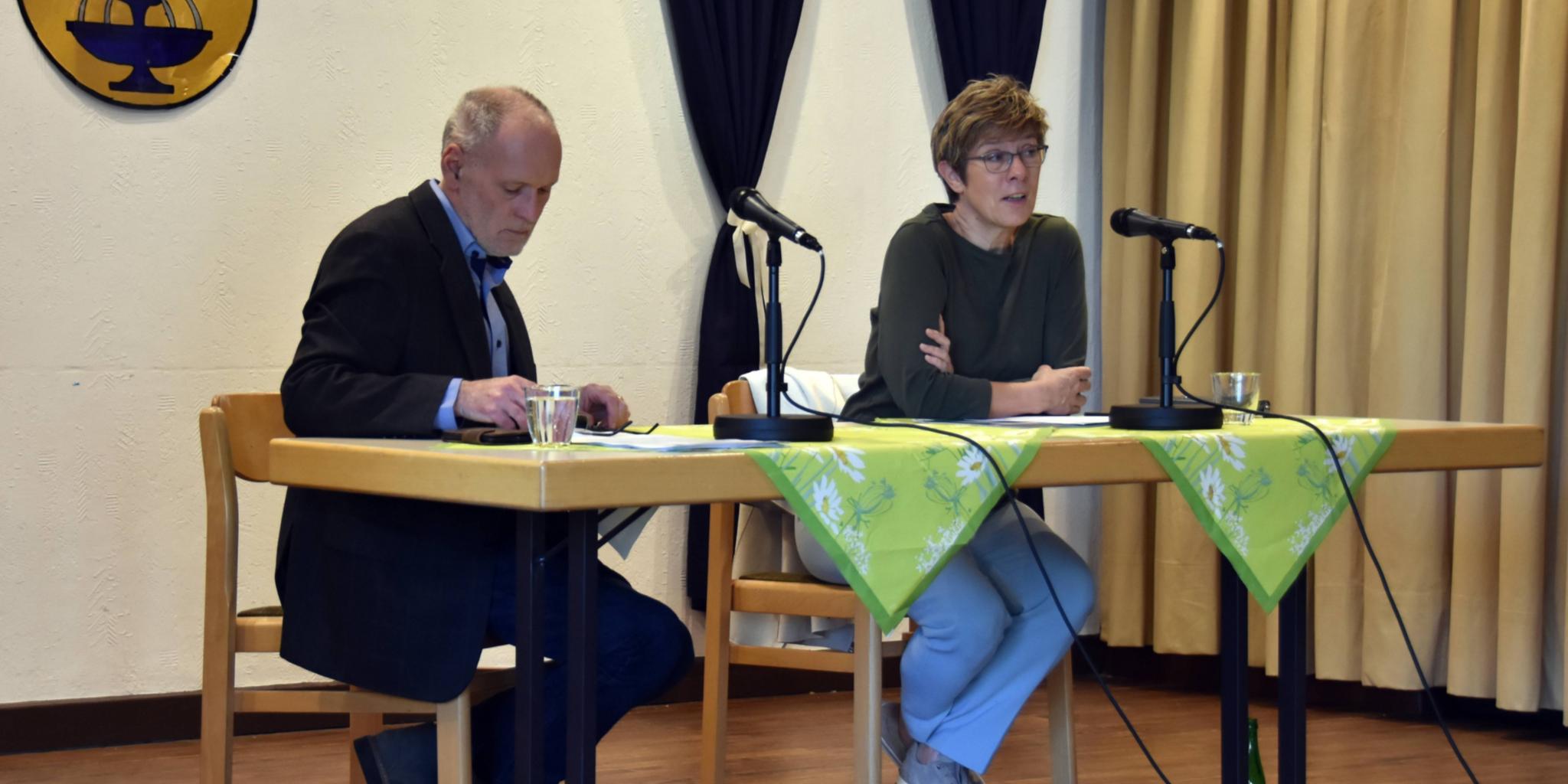 Annegret Kramp-Karrenbauer auf dem Podium mit Moderator Oliver Hilt.