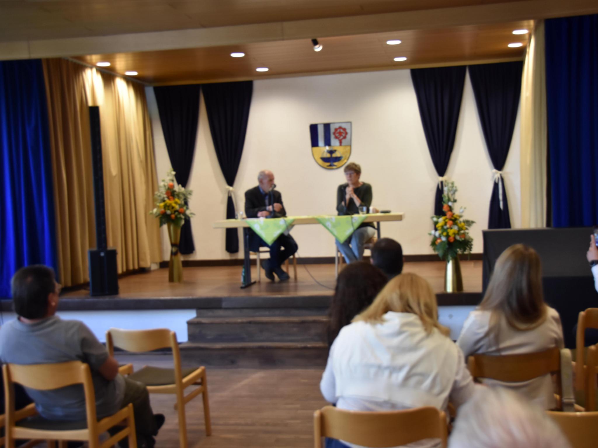 Annegret Kramp-Karrenbauer diskutiert mit Gläubigen in Hanweiler über den Synodalen Weg.