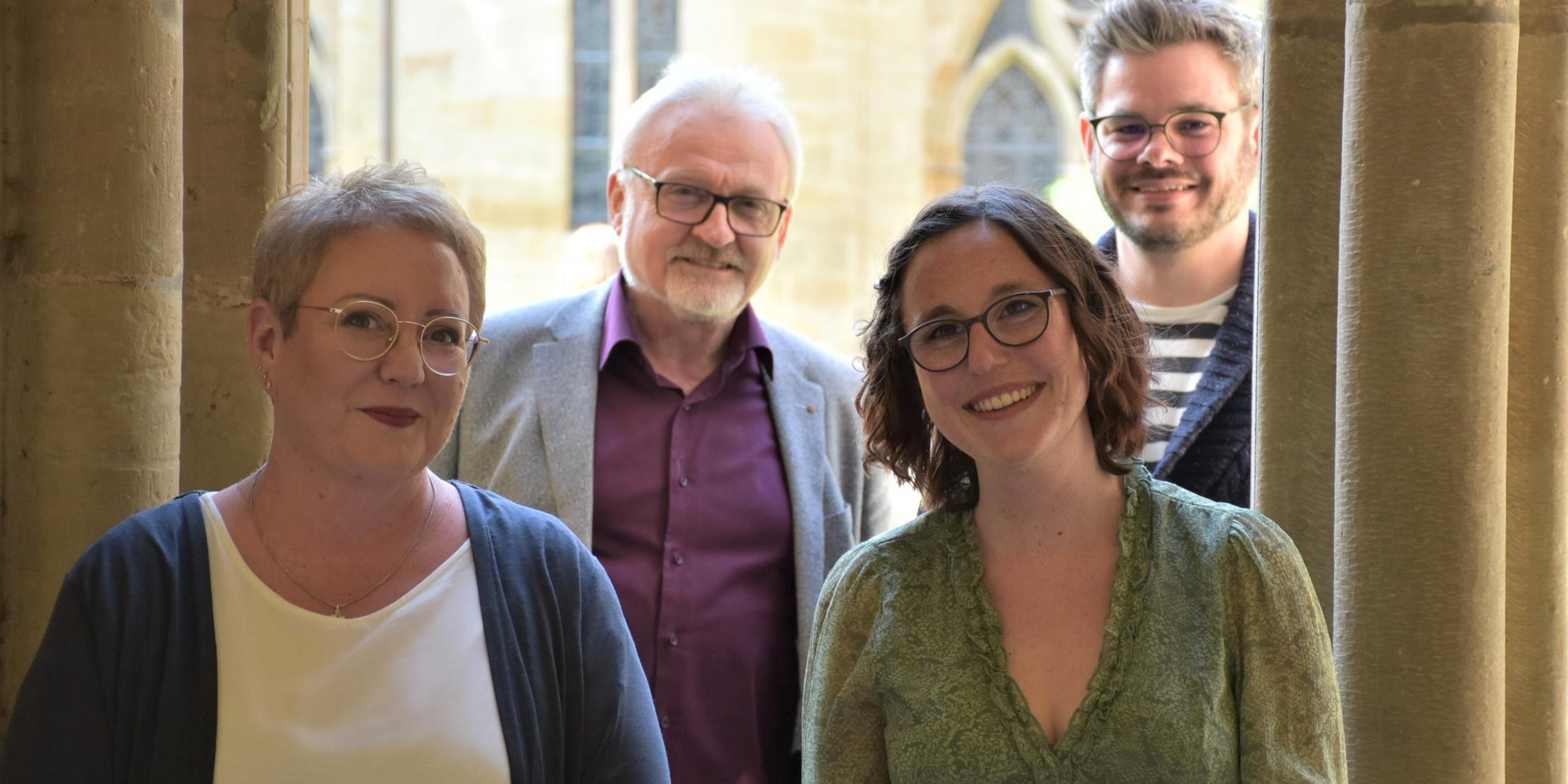 Sandra Ackermann (links) und Luisa Maurer zusammen mit den Ausbildungsleitern Herbert Tholl und Florian Kunz.