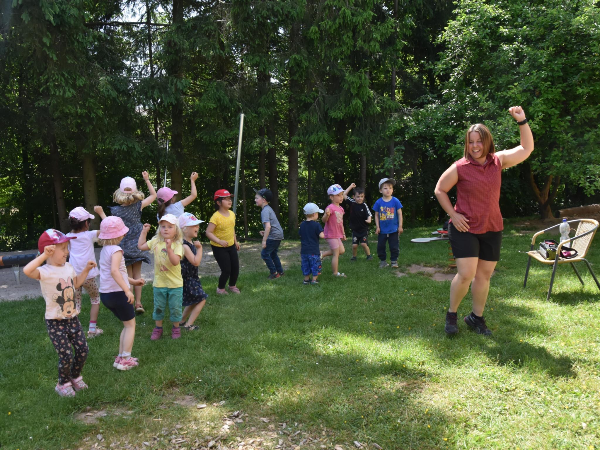 Bewegung ist ein fester Bestandteil des Konzepts der Winterbacher Kita: Daniela Cancemi tanzt mit den Kindern Zumba.
