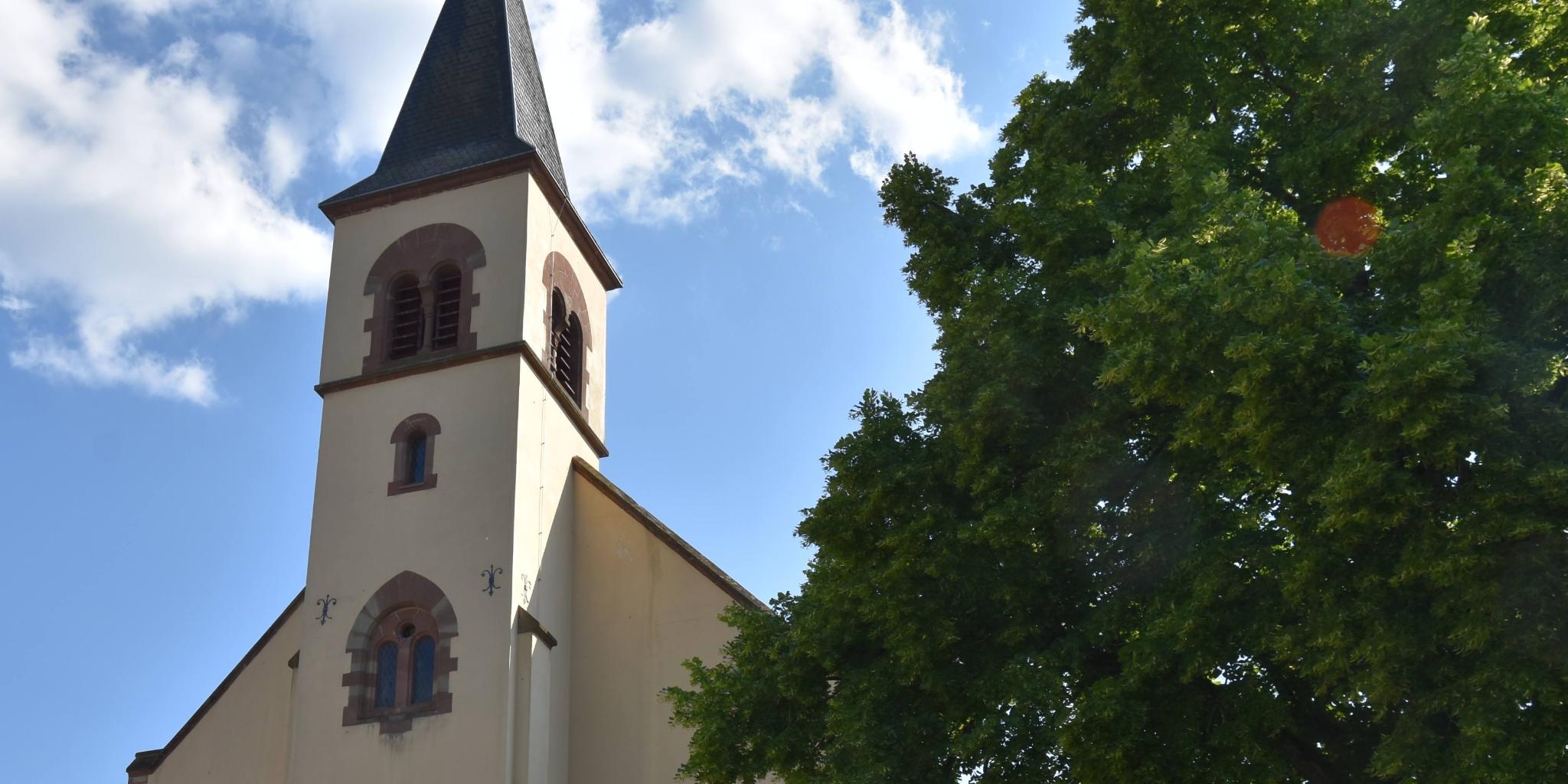 Der Eingang der Michaelskirche in Gersweiler.