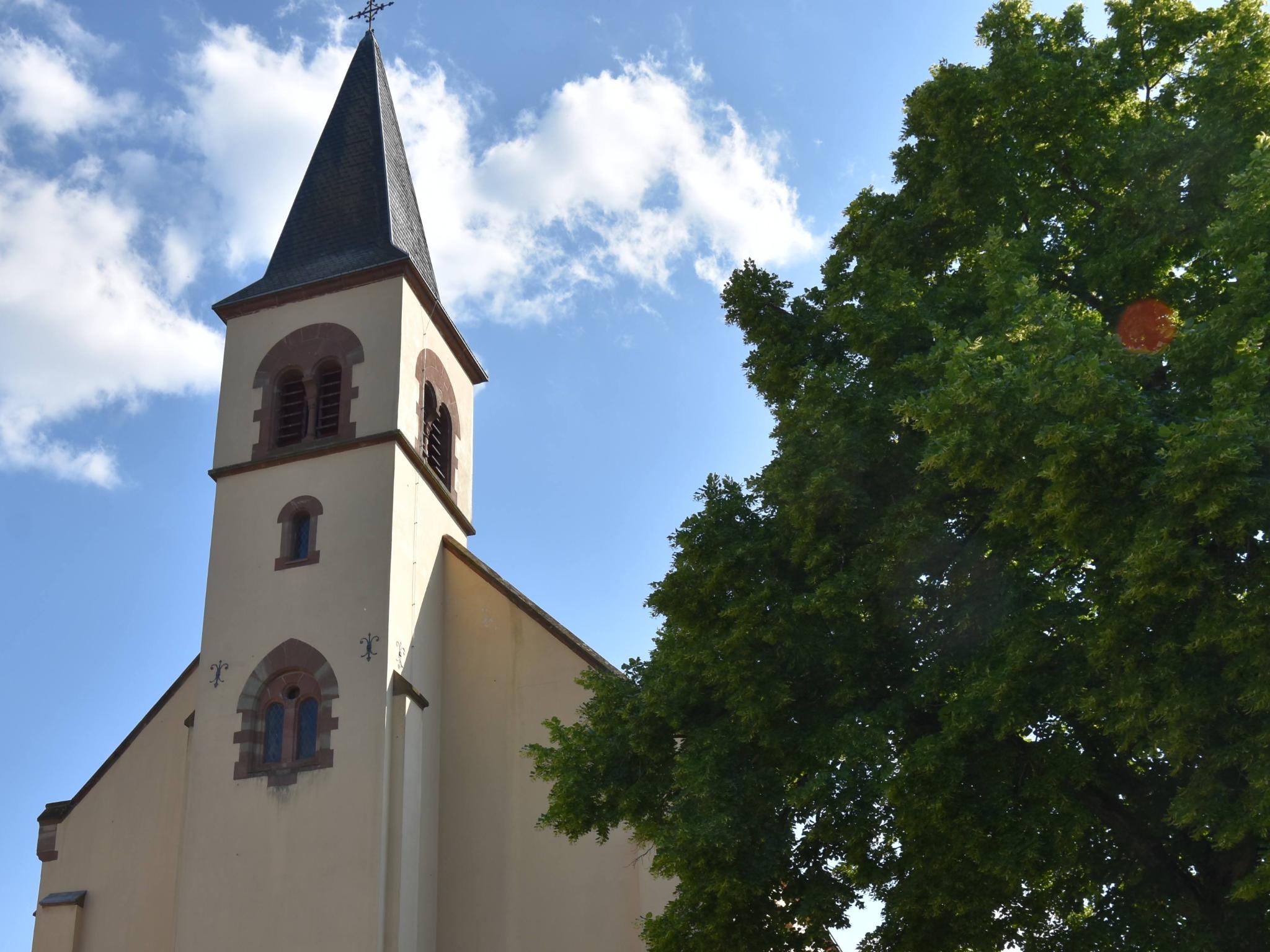Der Eingang der Michaelskirche in Gersweiler.