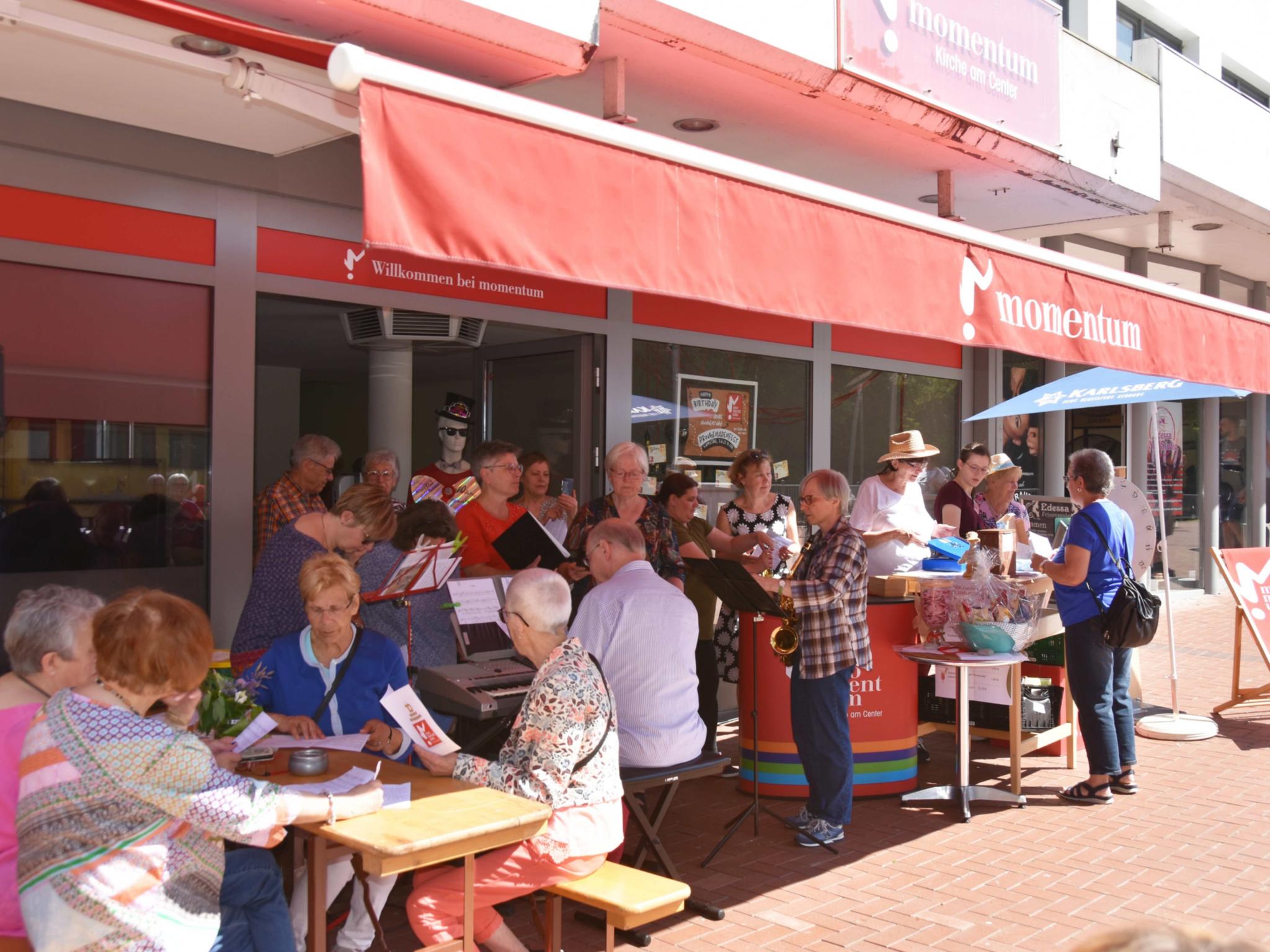 Promenadenfest zum zehnten Geburtstag des kirchlichen Begegnungsorts „Momentum- Kirche am Center“.