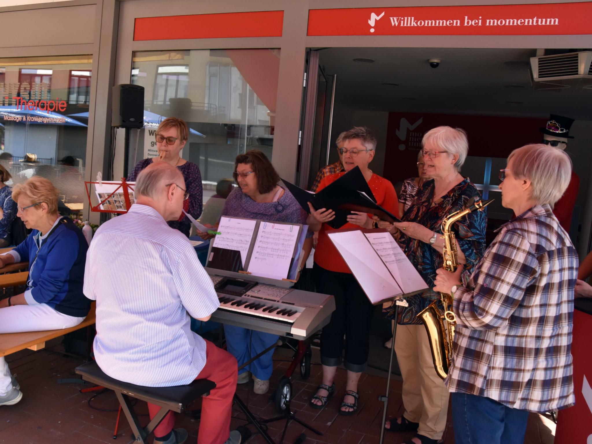 Die Chorgruppe „klangvoll“ der Pfarrei St. Marien Neunkirchen singt bei der Eröffnung.