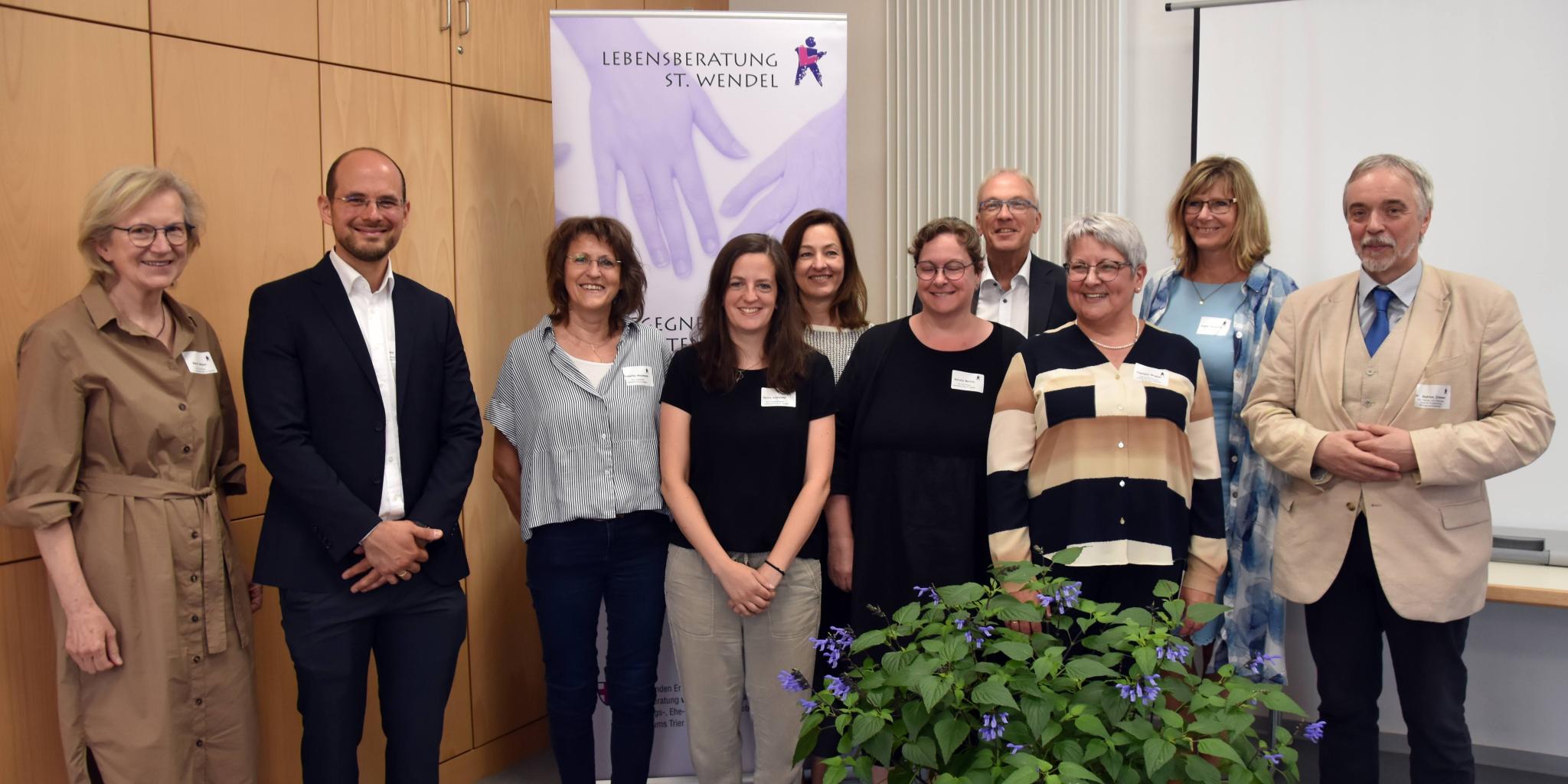 Das Team der Lebensberatung St. Wendel zusammen mit Landrat Udo Recktenwald und Dr. Andreas Zimmer.
