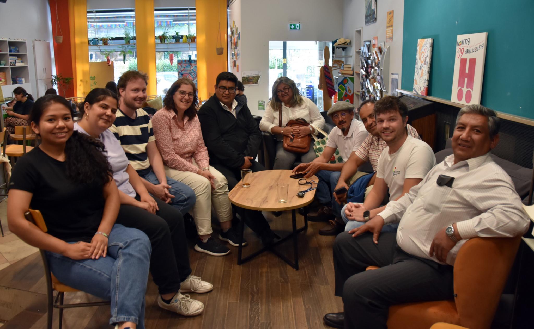 Zum gegenseitigen Austausch im Café Exodus kamen Elvira Guttierez, Hannan Chalabi, Maximilian Schmitt, Evelyn Zimmer, Padre Henrry Vellejos, Gina Arancibia, Ader Barrón, Paul Alexis Montellano, Matthias Becker und Juan Carlos Arancibia (von links).