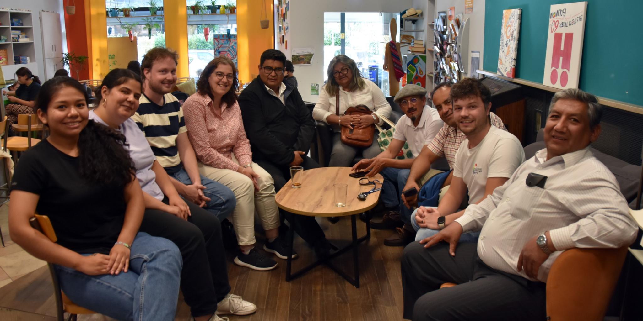 Zum gegenseitigen Austausch im Café Exodus kamen Elvira Guttierez, Hannan Chalabi, Maximilian Schmitt, Evelyn Zimmer, Padre Henrry Vellejos, Gina Arancibia, Ader Barrón, Paul Alexis Montellano, Matthias Becker und Juan Carlos Arancibia (von links).