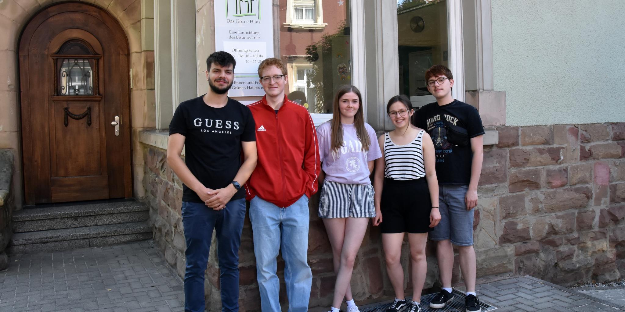 Luca Kleinbauer, Elija Duchène, Lilly Waltner, Judith Hoffmann und Tobias Freytag machen einen Bundesfreiwilligendienst im Grünen Haus in Völklingen.