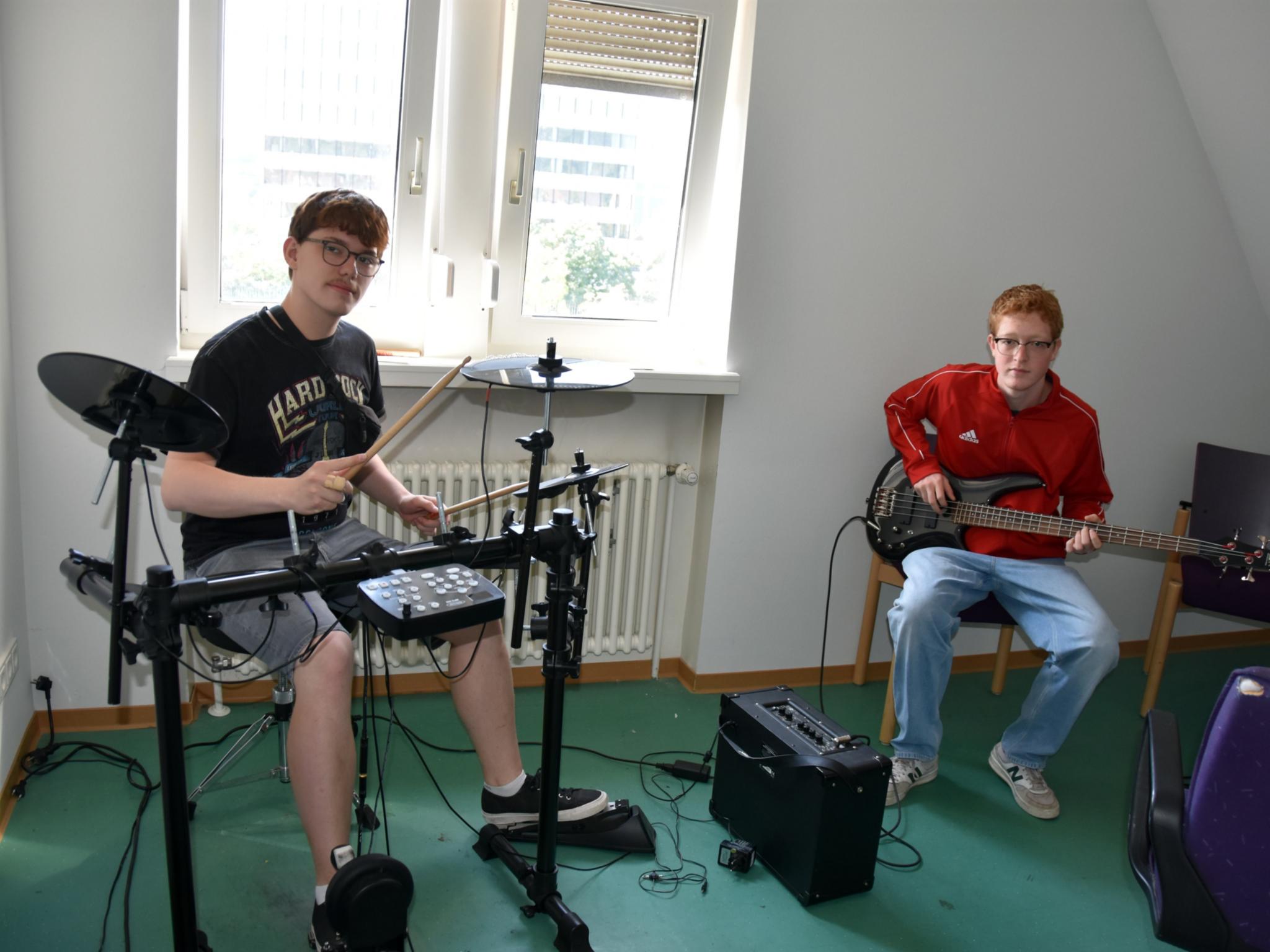 Tobias und Elija im Musikzimmer.