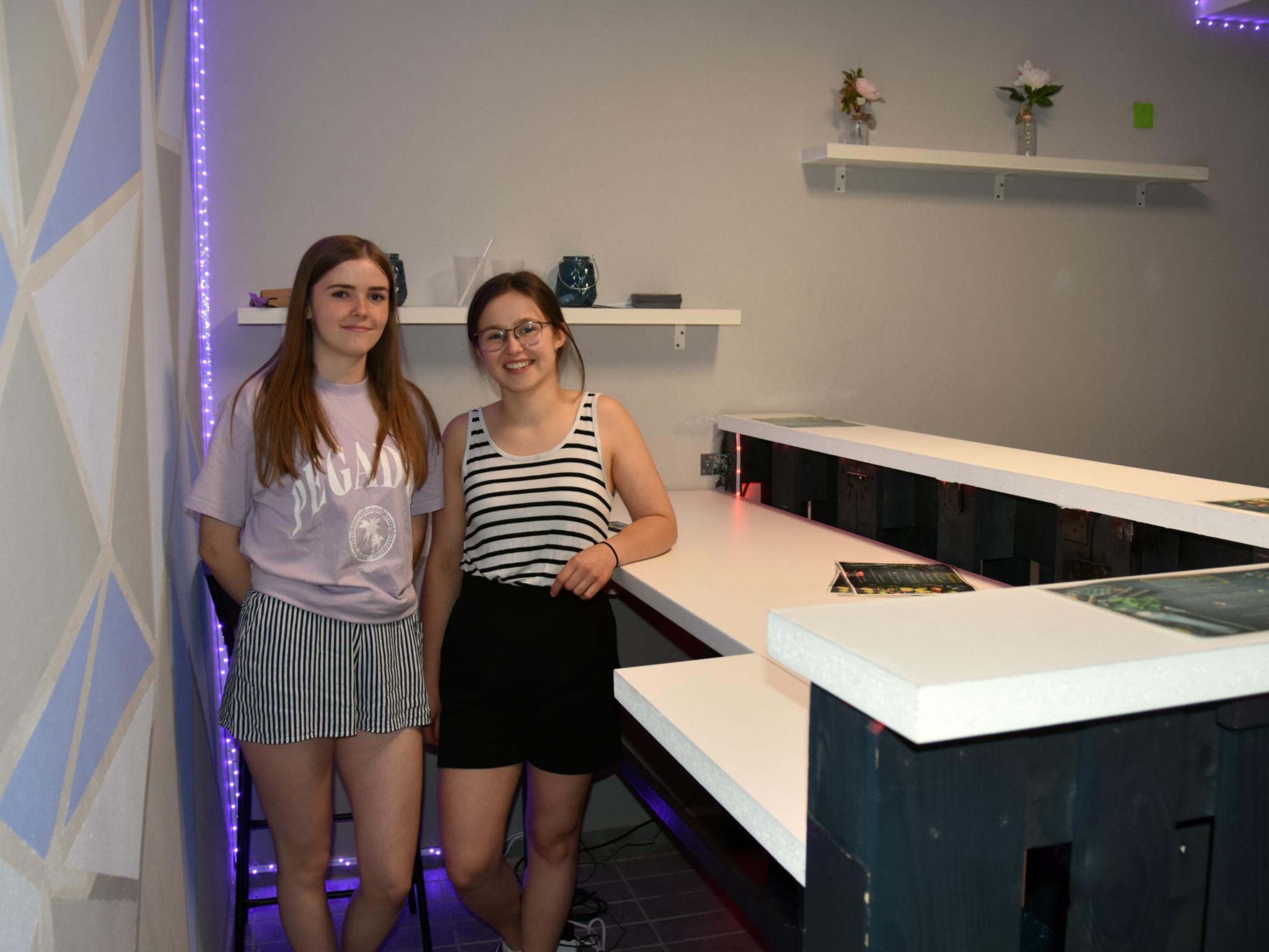 An der Bar mixen Lilly und Judith für die Kinder alkoholfreie Cocktails.
