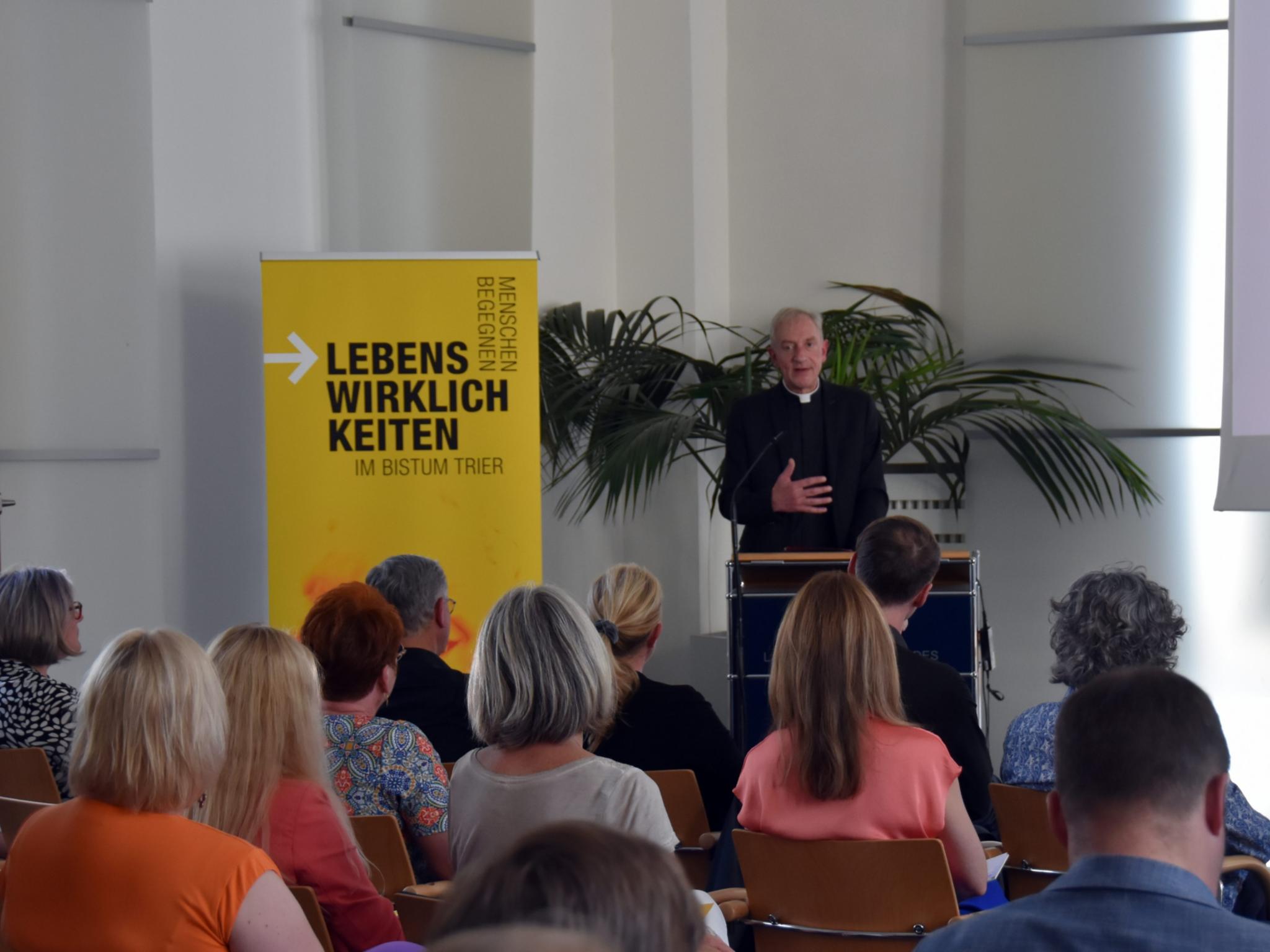 Domkapitular Benedikt Welter beim Auftakt von Lebenswirklichkeiten