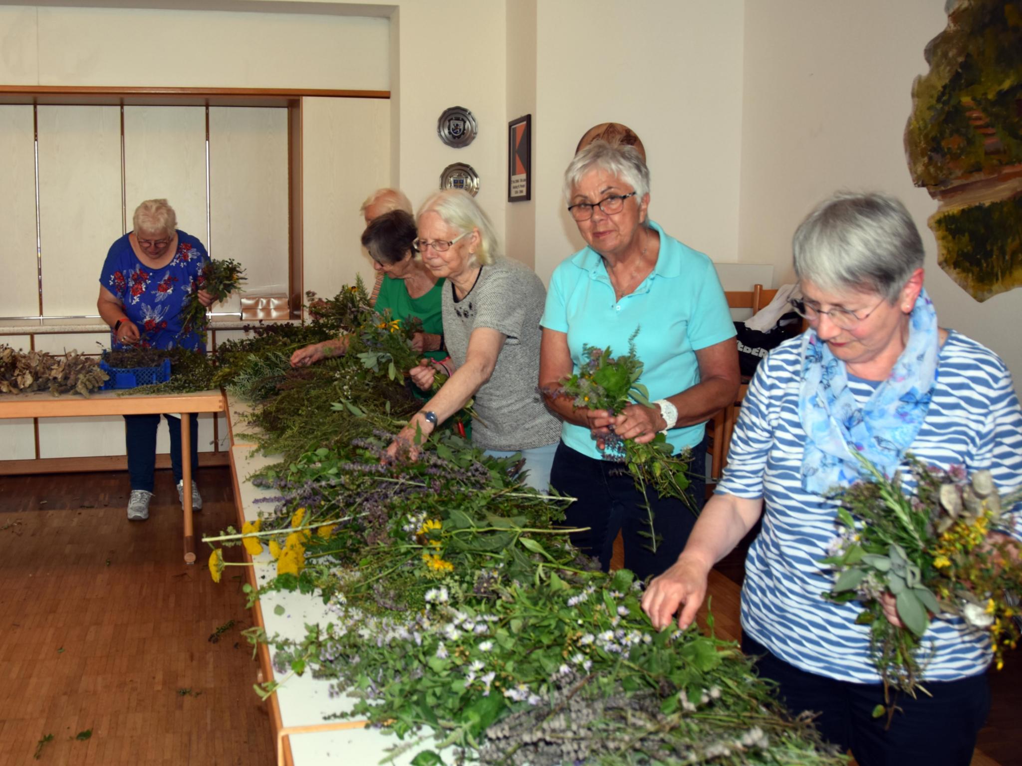 Rund 180 Kräutersträuße habend die Frauen gebunden.