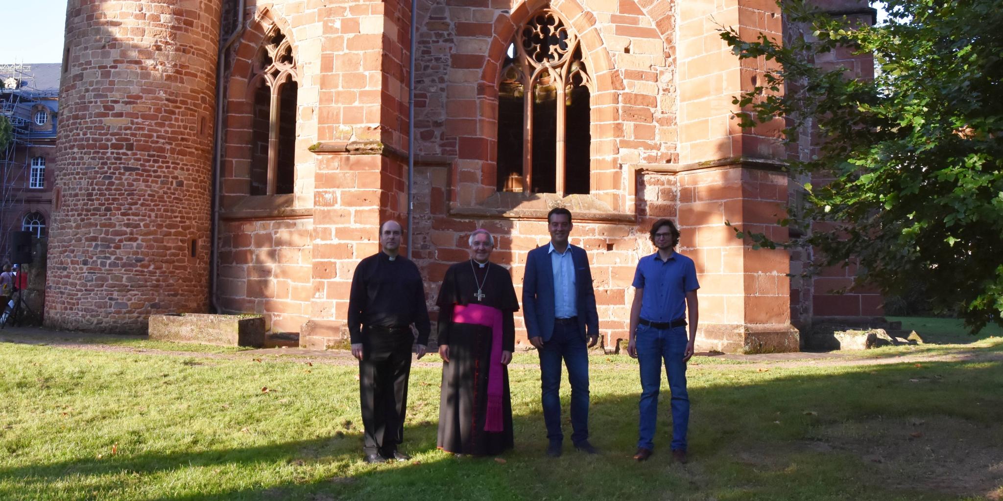 Dekan Patrik Schmidt, Weihbischof Franz Josef Gebert, Johannes Kölling und Philipp Kirsch