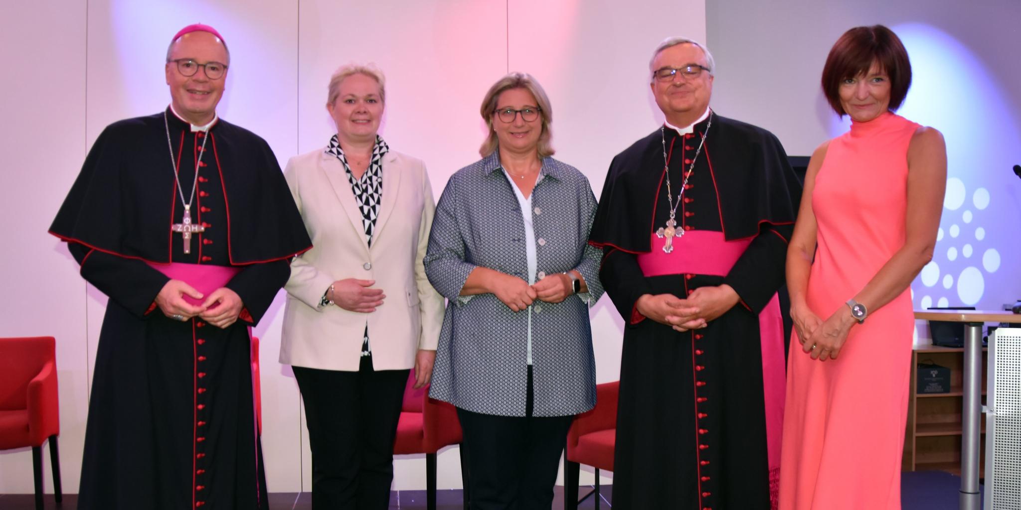 Bischof Dr. Stephan Ackermann, Landtagspräsidentin Heike Becker, Ministerpräsidentin Anke Rehlinger, Bischof Dr. Karl Heinz Wiesemann und Ordinariatsdirektorin Katja Göbel.