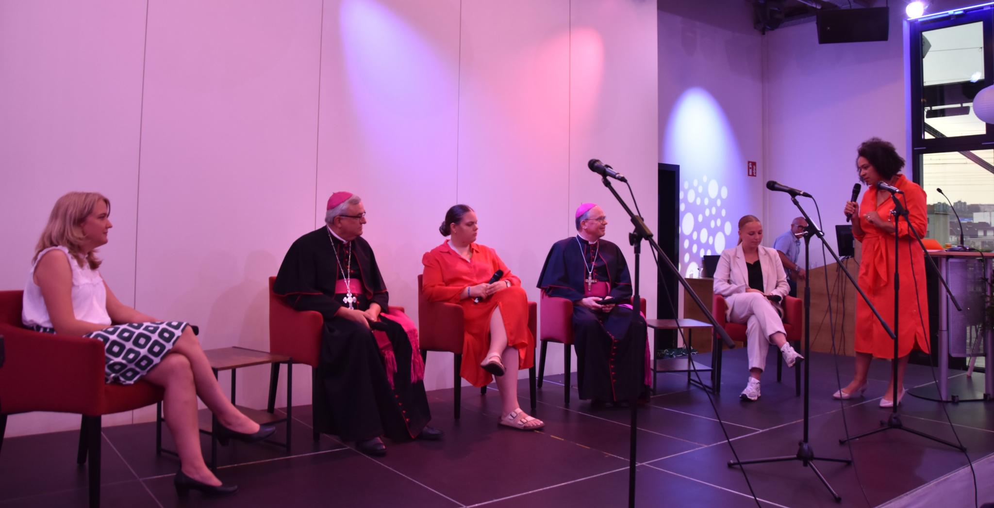 Gemeinsam diskutierten Jutta Schmitt-Lang (CDU), Bischof Karl Heinz Wiesemann, Marieke Reimers, Bischof Stephan Ackermann und Kira Braun mit Moderatorin Sarah Sassou (von links).