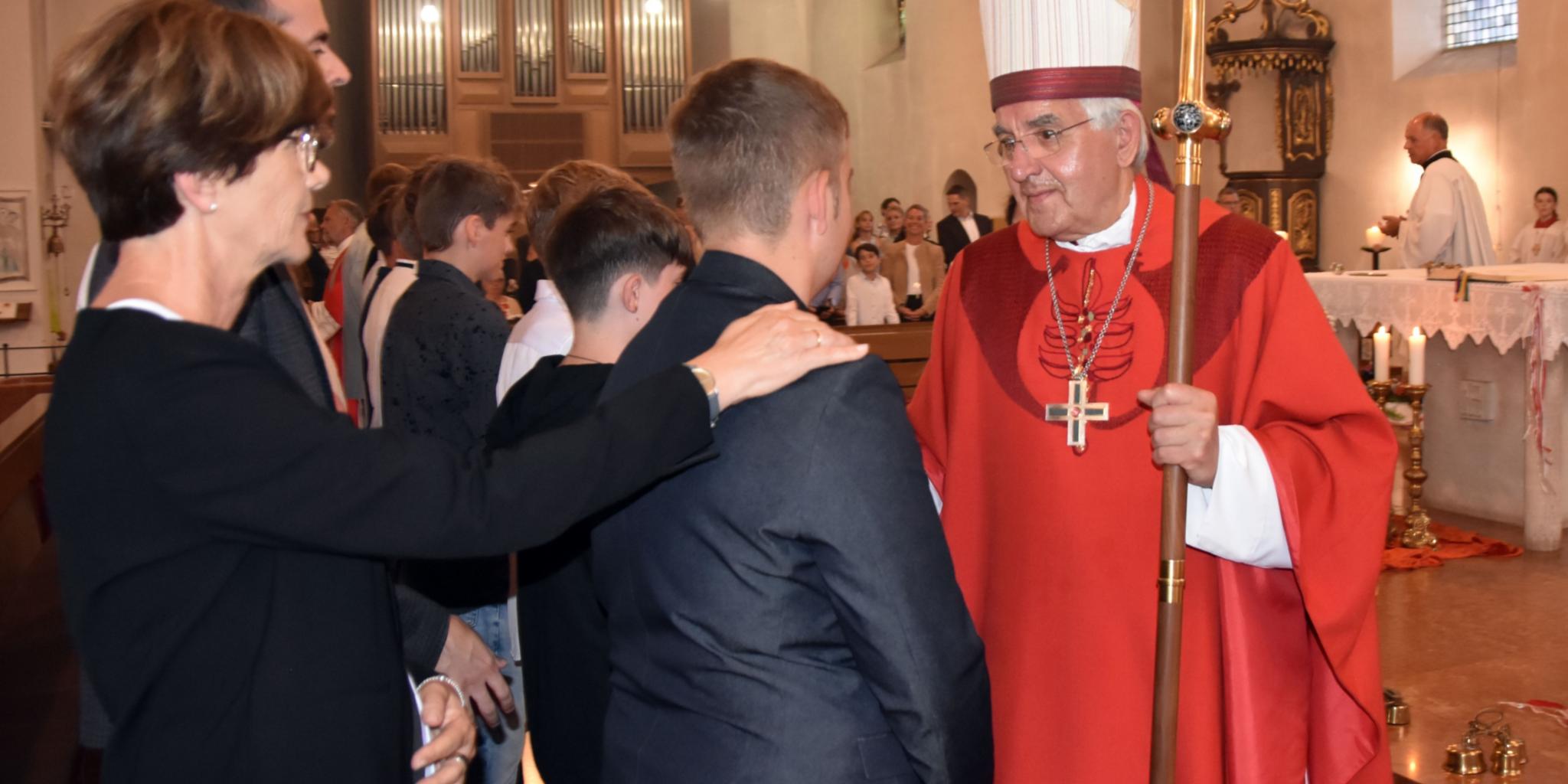 Weihbischof Franz Josef Gebert spendet in St. Albanus/Thalexweiler 57 Jugendlichen das Sakrament der Firmung.