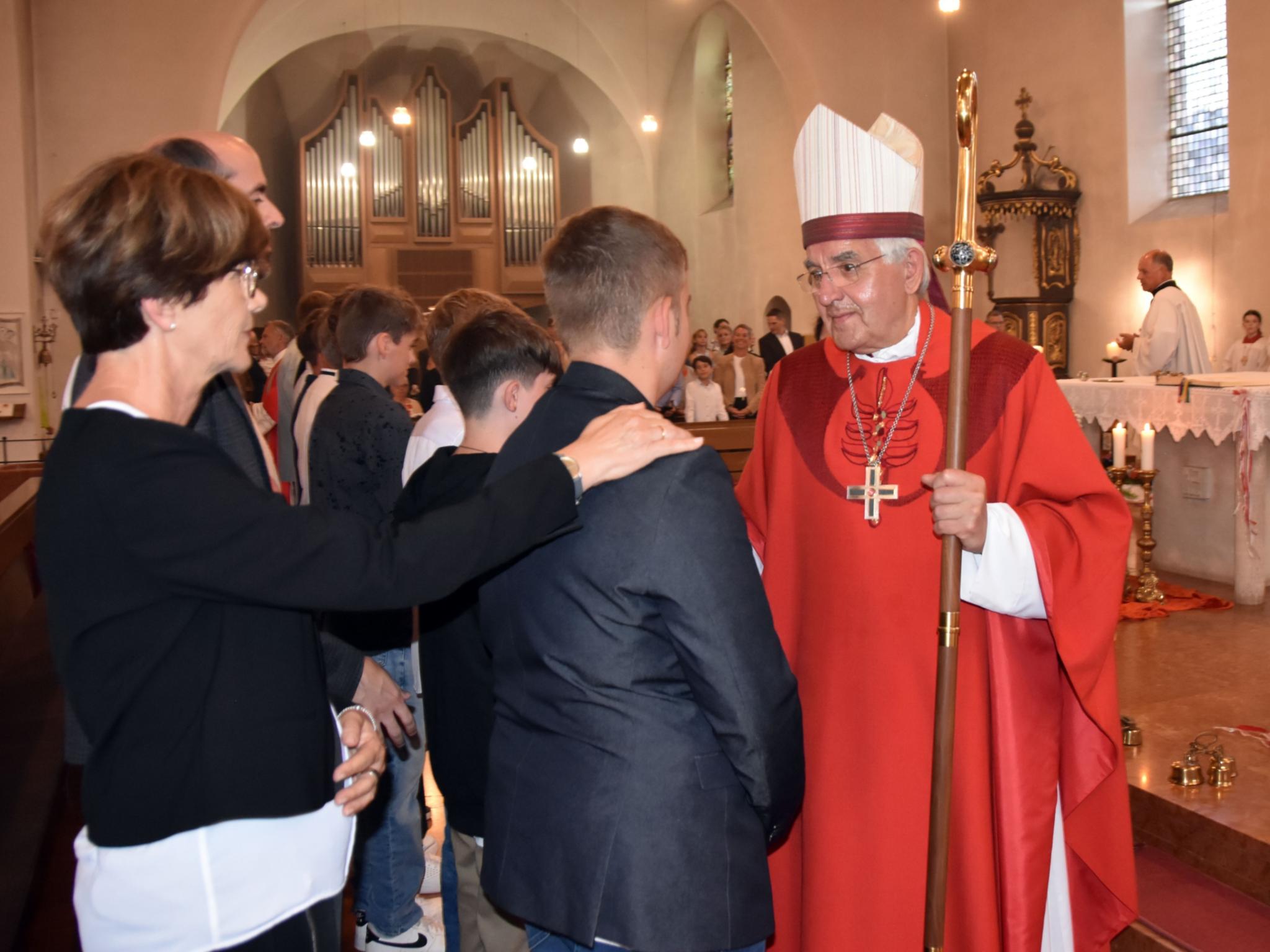 Weihbischof Franz Josef Gebert spendet in St. Albanus/Thalexweiler 57 Jugendlichen das Sakrament der Firmung.