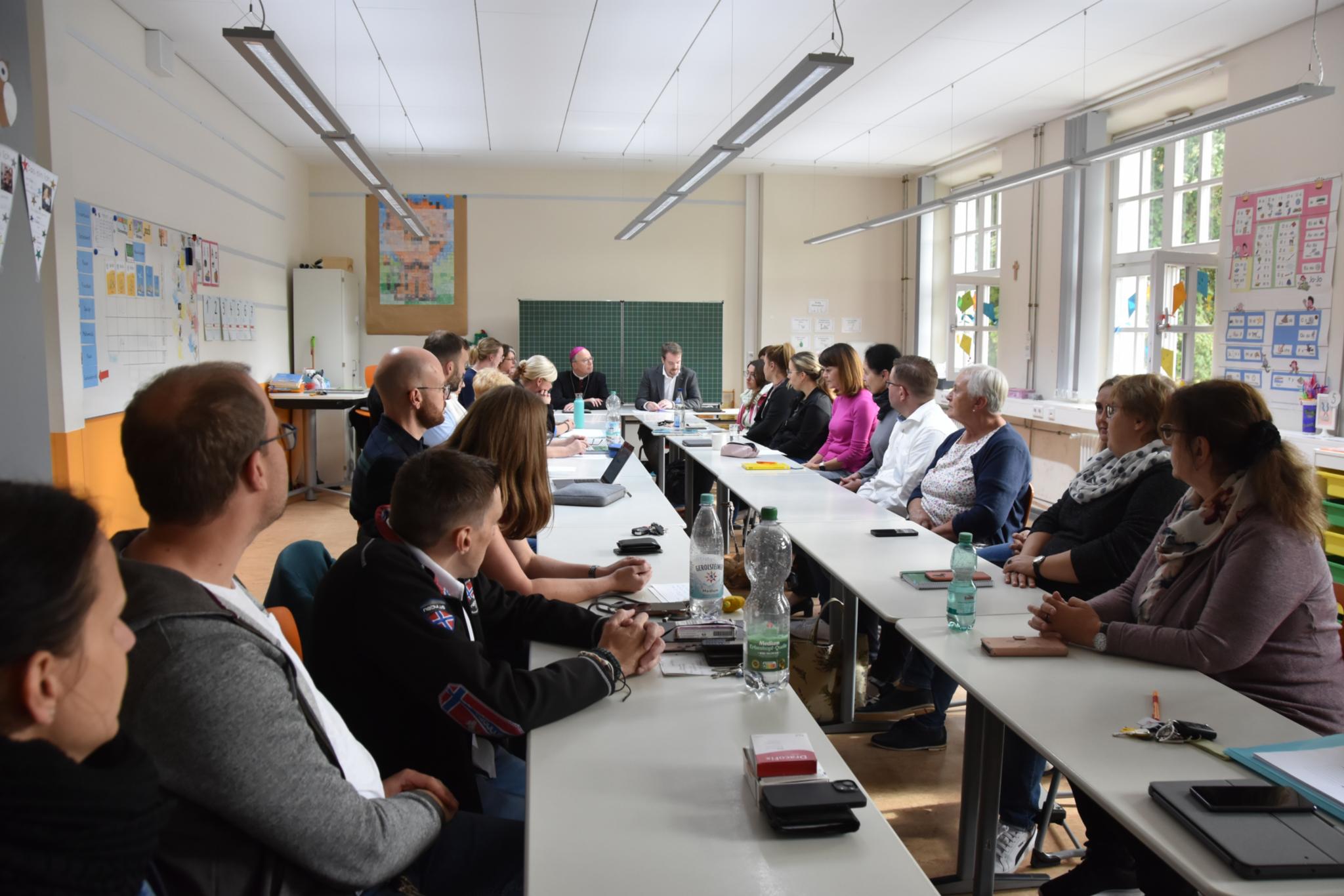 In einem Dienstgespräch tauschte sich der Bischof mit den Lehrerkollegien aus.