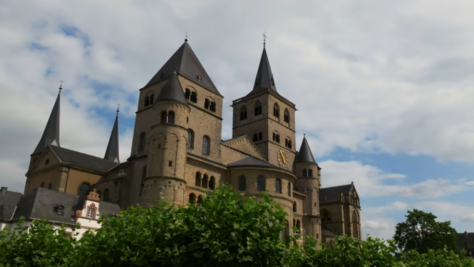 Man sieht den Trierer Dom von Weitem; im Vodergrund Plantanen