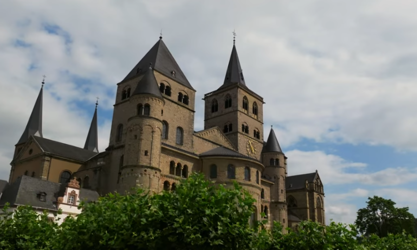 Man sieht den Trierer Dom von Weitem; im Vodergrund Plantanen