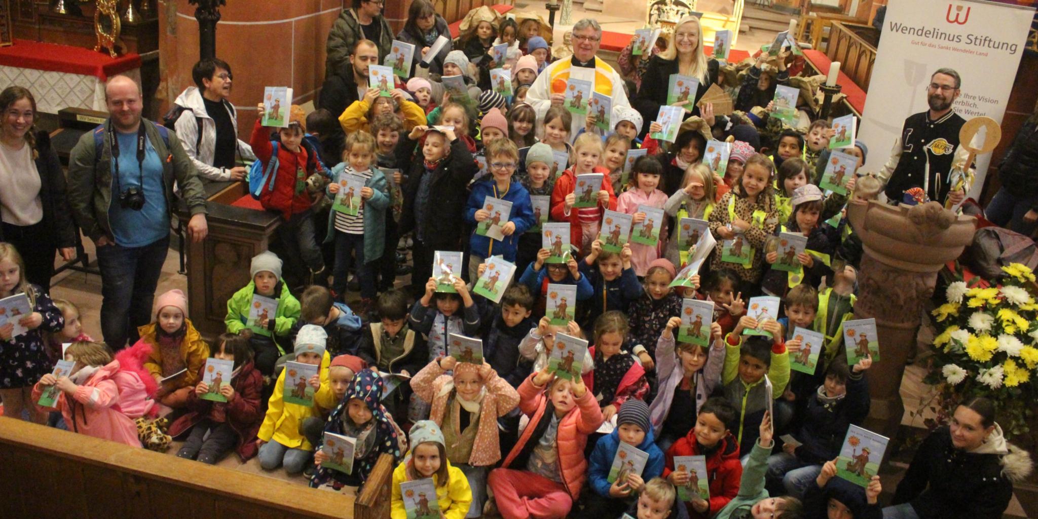 Die Vorschulkinder der katholischen Kitas in St. Wendel bekamen das neue Malbuch 'Der gute Hirte Wendelin' geschenkt.