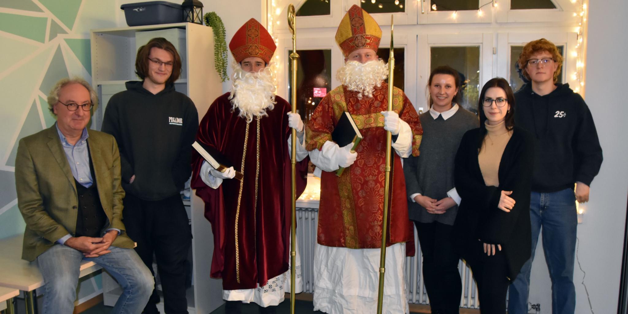 Markus Meiser, Luca Eckle, Lucas Dincher, Jakob Sturm, Ksenija Stafeev, Desiree Fery und Elijah Duchène bei der Nikolaus-Schulung im Grünen Haus in Völklingen.