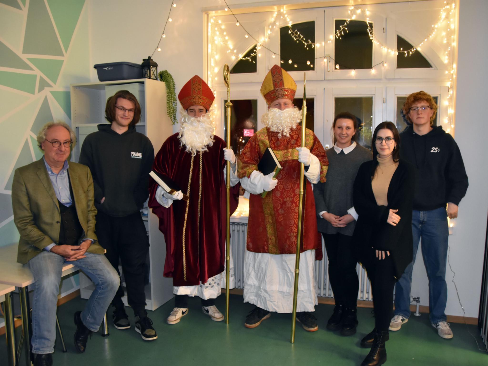 Markus Meiser, Luca Eckle, Lucas Dincher, Jakob Sturm, Ksenija Stafeev, Desiree Fery und Elijah Duchène bei der Nikolaus-Schulung im Grünen Haus in Völklingen.