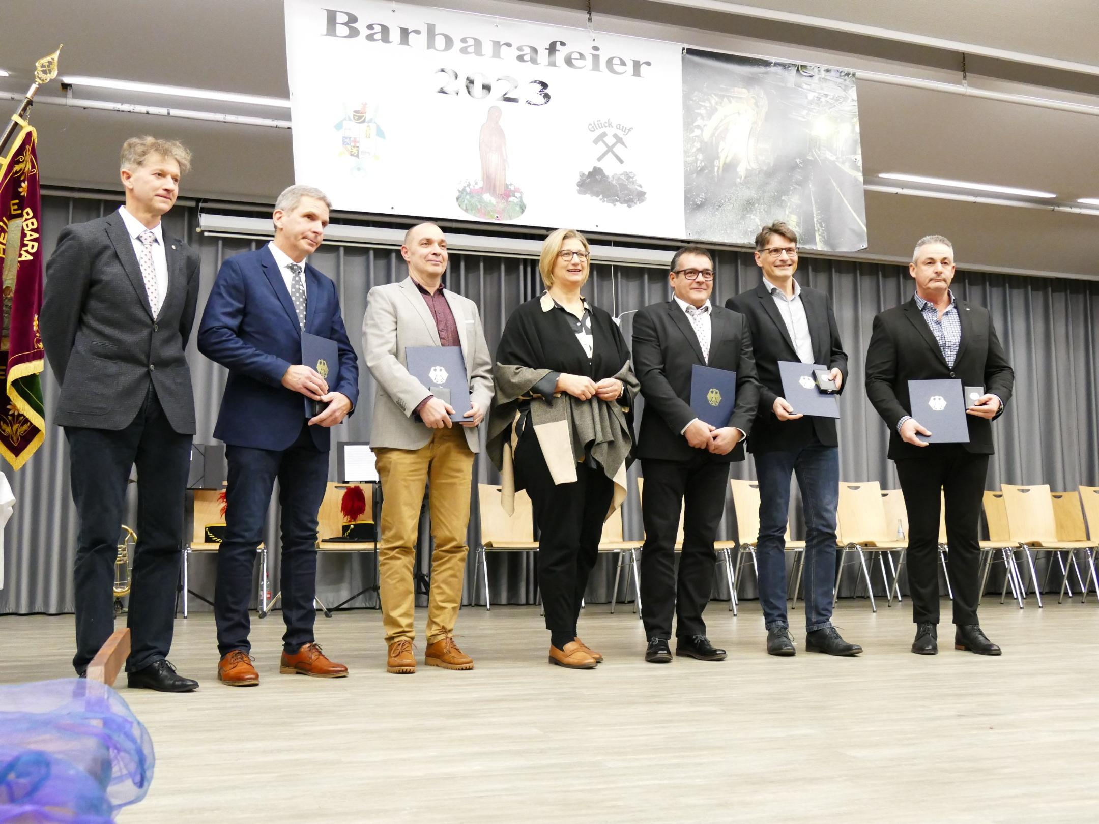 Für ihr großes Engagement im Bereich des Gasschutzes ehrte die Ministerpräsidentin des Saarlandes Anke Rehlinger die Gasschutzwehrkameraden mit der Bundesverdienstmedaille.