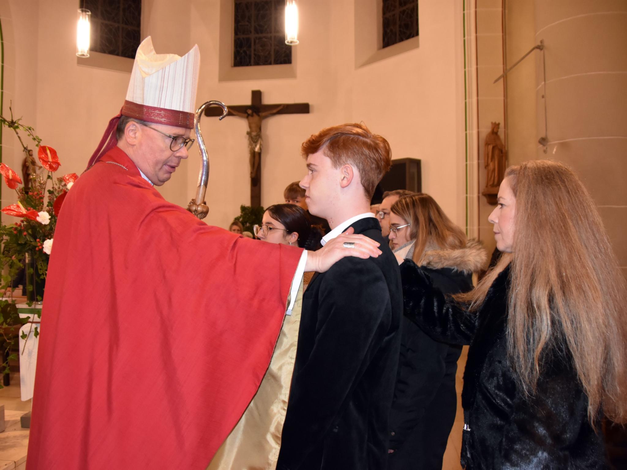 Bischof Dr. Stephan Ackermann spendete 77 Jugendlichen das Sakrament der Firmung.