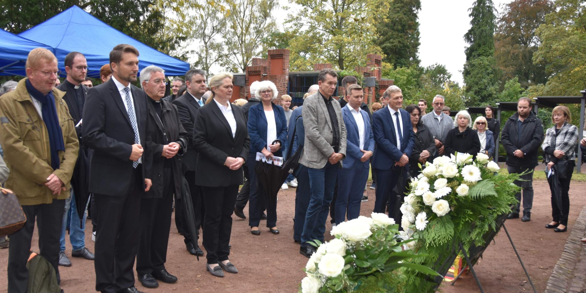 Landtagspräsidentin, Oberbürgermeister, Weihbischof, Generalkonsul, Großnichte Juliane Baez und viele Saarbrücker Bürger gedachten des ermordeten Willi Graf.