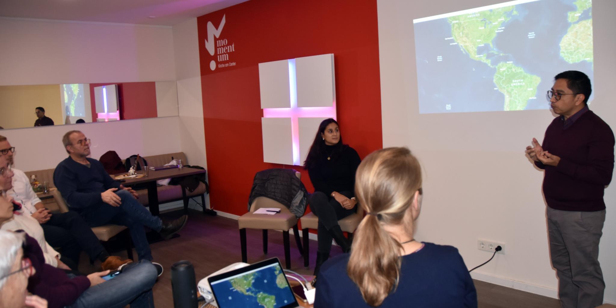 Jesuiten-Pater Marco Gomez berichtet im momentum von seiner Arbeit für die Hilfsorganisation Fe y Alegría