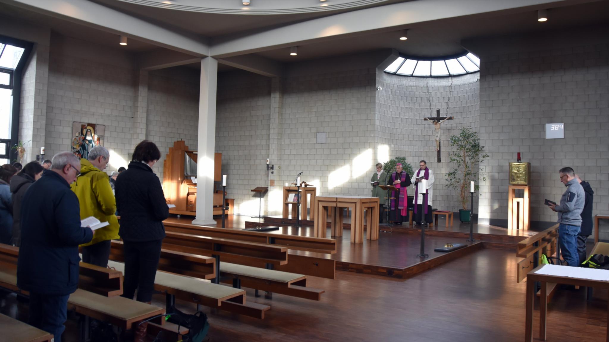 Im Rahmen einer Laudes in der Kirche Heilig Kreuz auf der Folsterhöhe hat Dekan Dr. Frank Kleinjohann sein neues Amt angetreten.