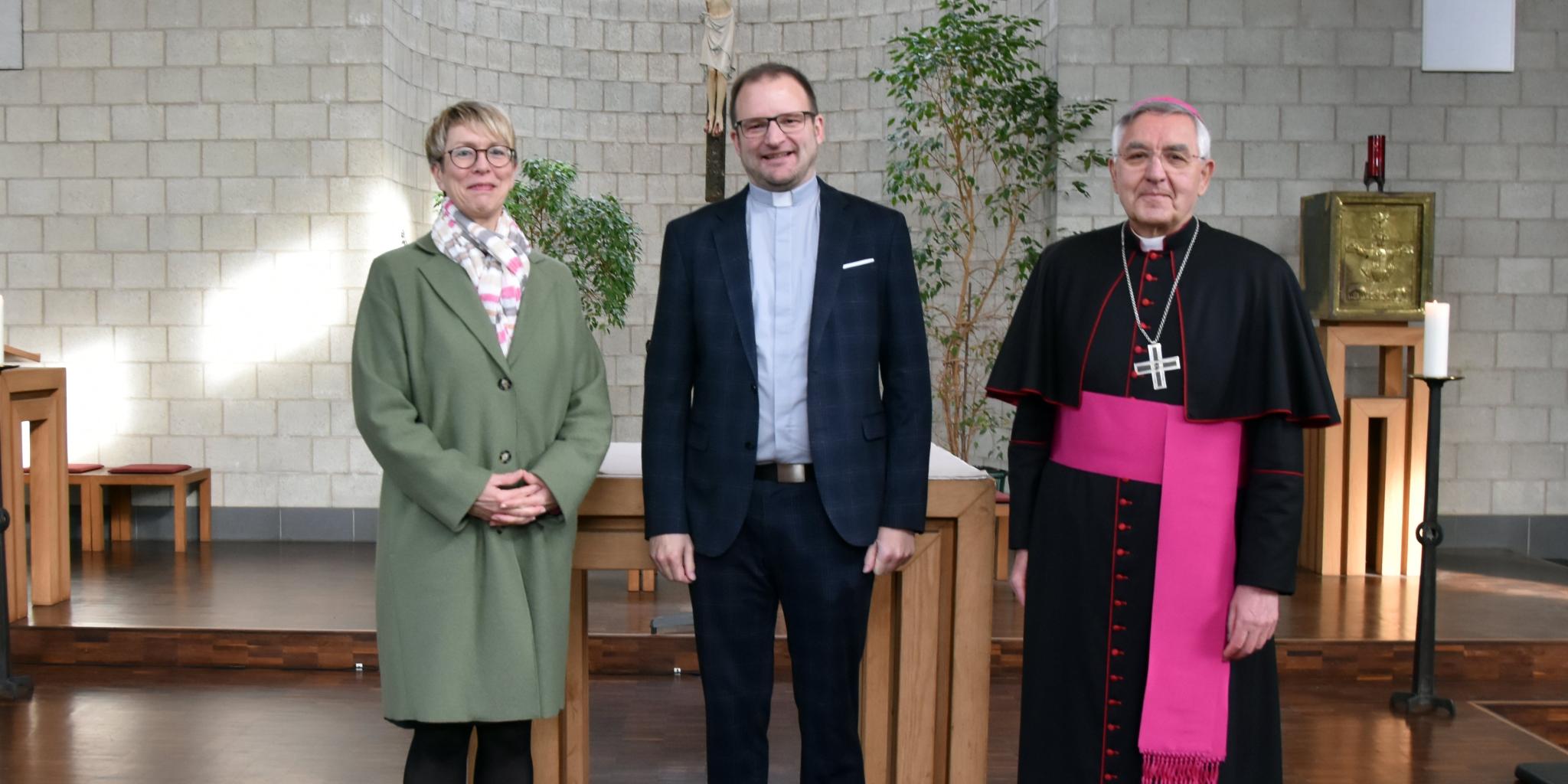Monika Urbatsch, Frank Kleinjohann und Weihbischof Franz Josef Gebert.
