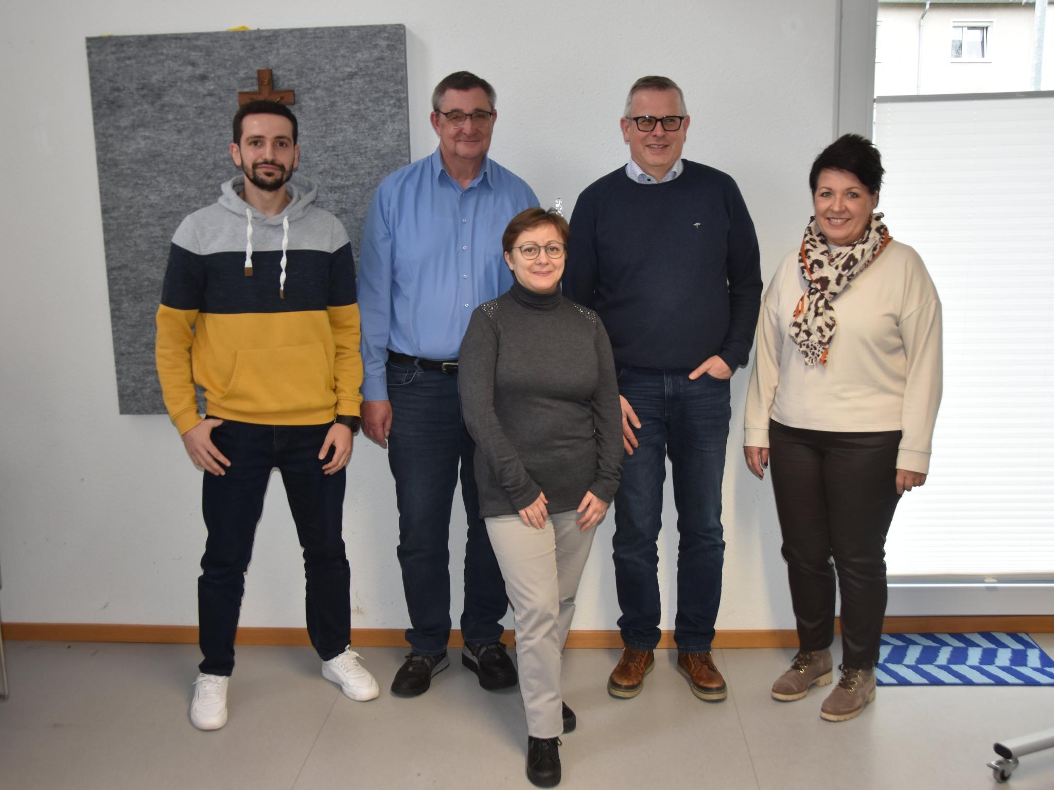 Sprachmittler Mohamad Hamza Alsalkini, Ämterlotse Guido Speicher, Ehrenamtskoordinatorin Annalisa Crisetti, Pastoralreferent Christoph Morgen und Steffi Dincher-Puhl, Teamleiterin im Caritas Beratungszentrum Völklingen.