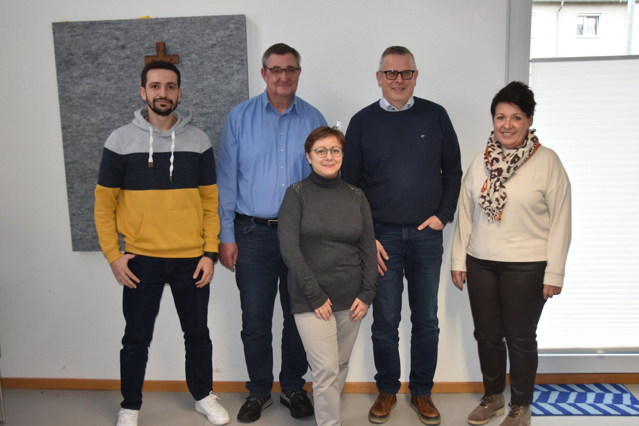 Sprachmittler Mohamad Hamza Alsalkini, Ämterlotse Guido Speicher, Ehrenamtskoordinatorin Annalisa Crisetti, Pastoralreferent Christoph Morgen und Steffi Dincher-Puhl, Teamleiterin im Caritas Beratungszentrum Völklingen.